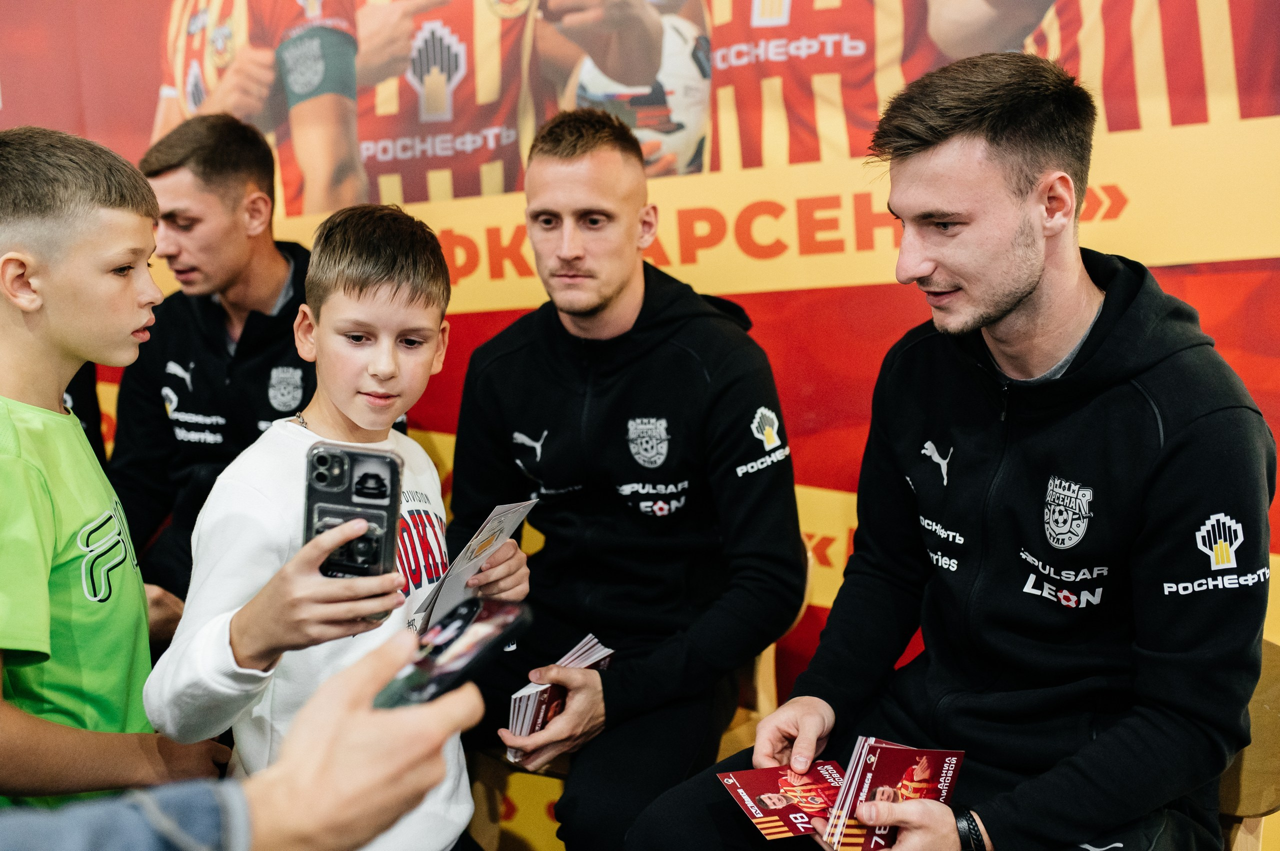 ФК Арсенал автограф-сессия в ТЦ Макси. Семейный и детский фотограф в Туле