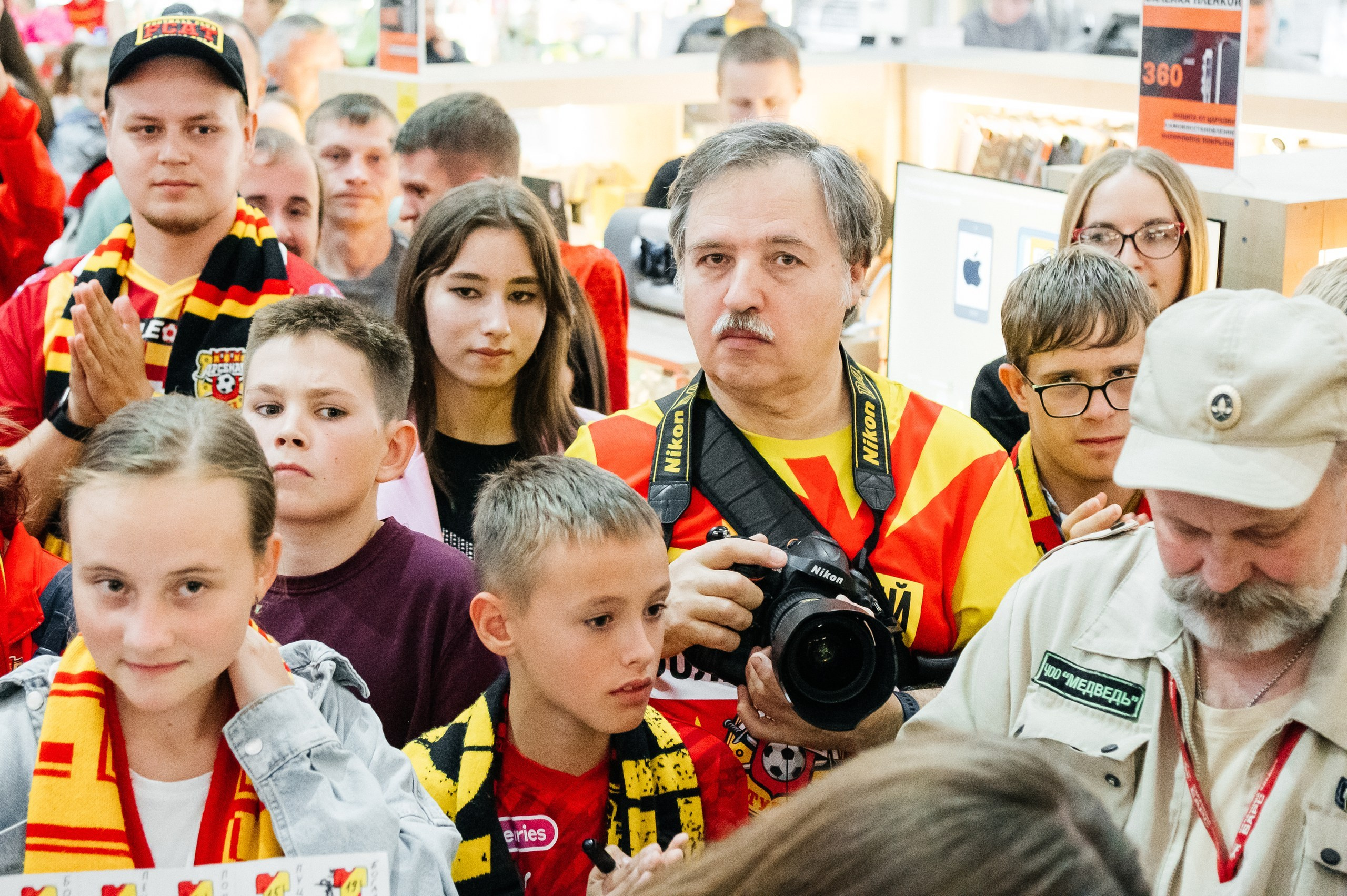 ФК Арсенал автограф-сессия в ТЦ Макси. Семейный и детский фотограф в Туле