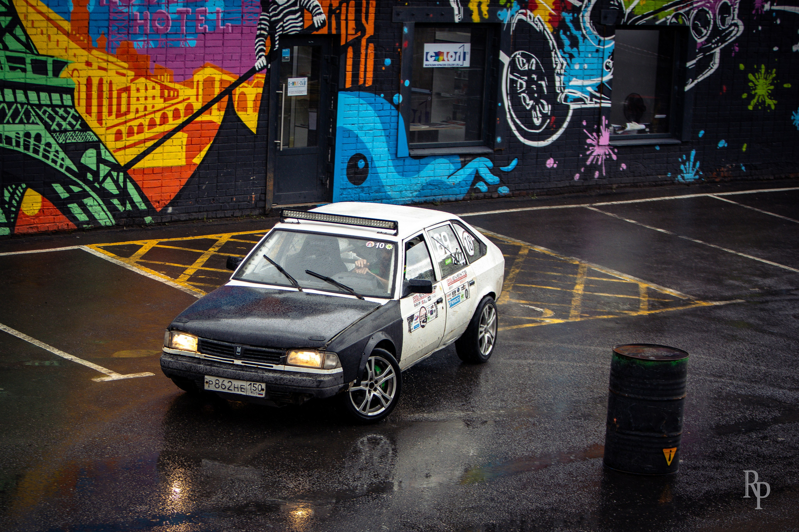 SHOWDOWN. Rusty Photographer