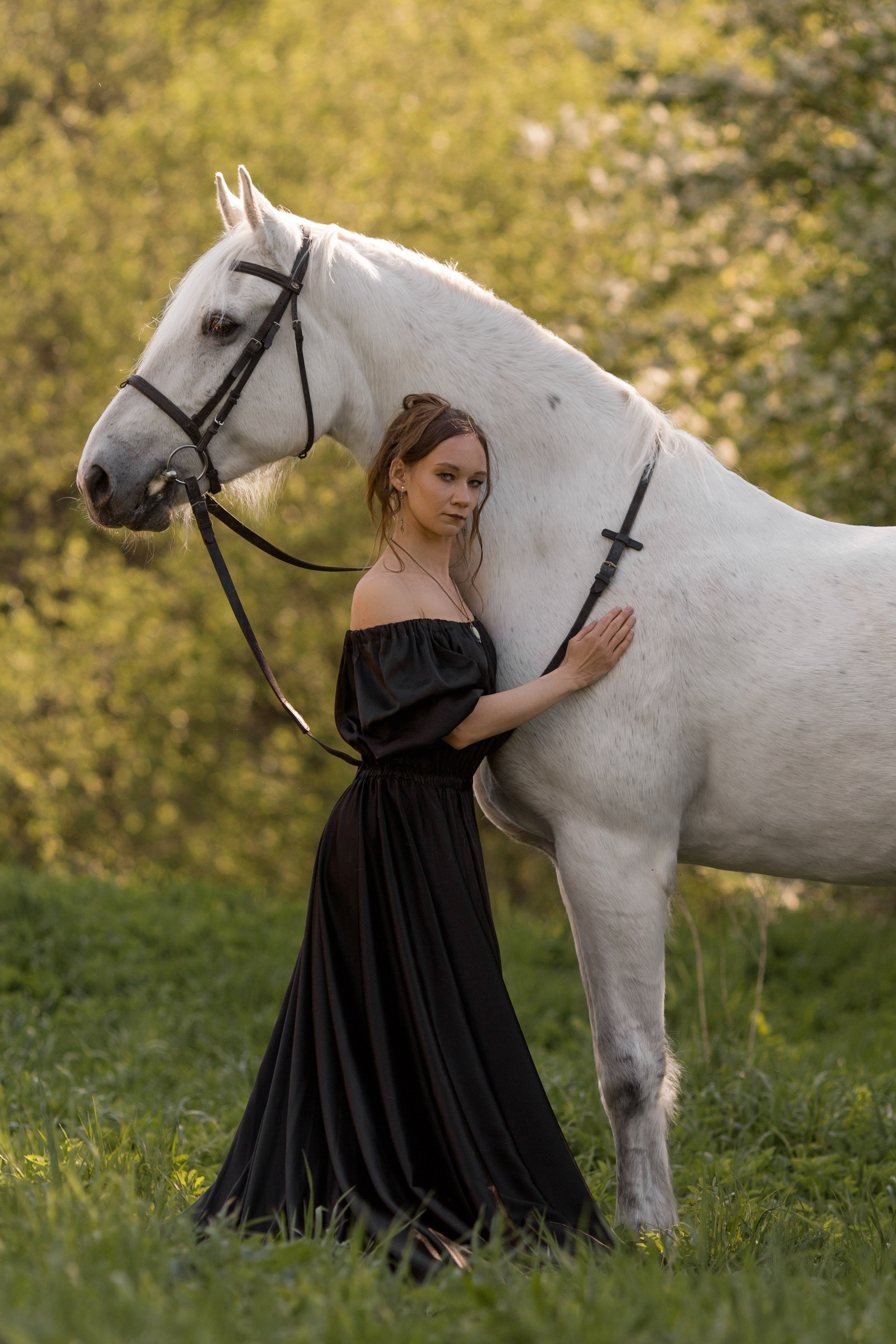 Фотосессия в цветущей черёмухе с лошадью