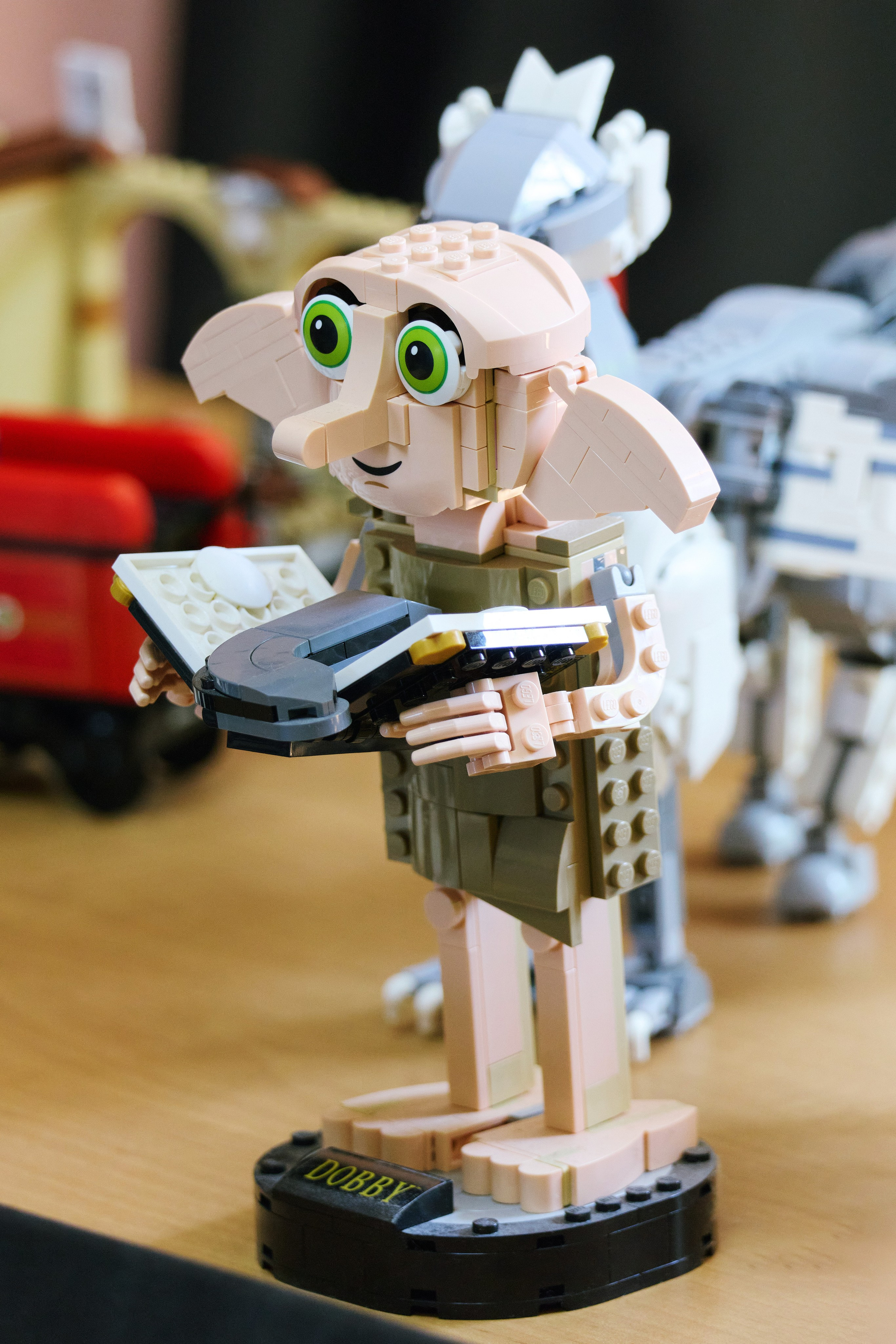 Добби из конструктора с носком и книгой в руках. Фестиваль LEGO-конструирования и&nbsp;робототехники ("Лего-Вселенная 2026"), село Владимиро-Александровское, Приморский край