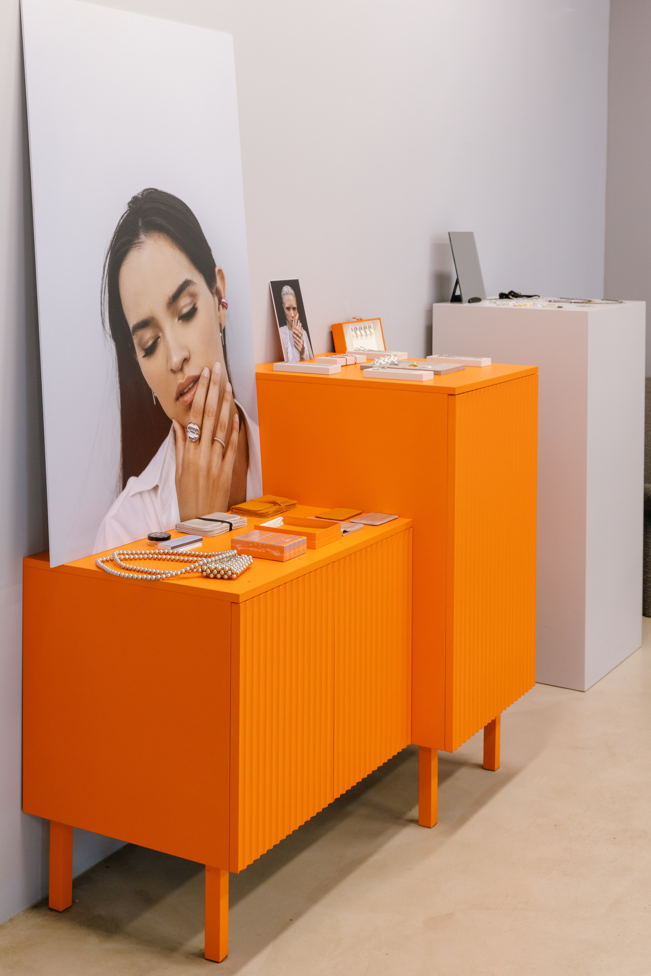 SBLESKOM ​Ювелирный салон Томск Ленина, 72. ГУДРУМ — Мебель на заказ в Томске | Кухни | Шкафы | Стулья и Столы