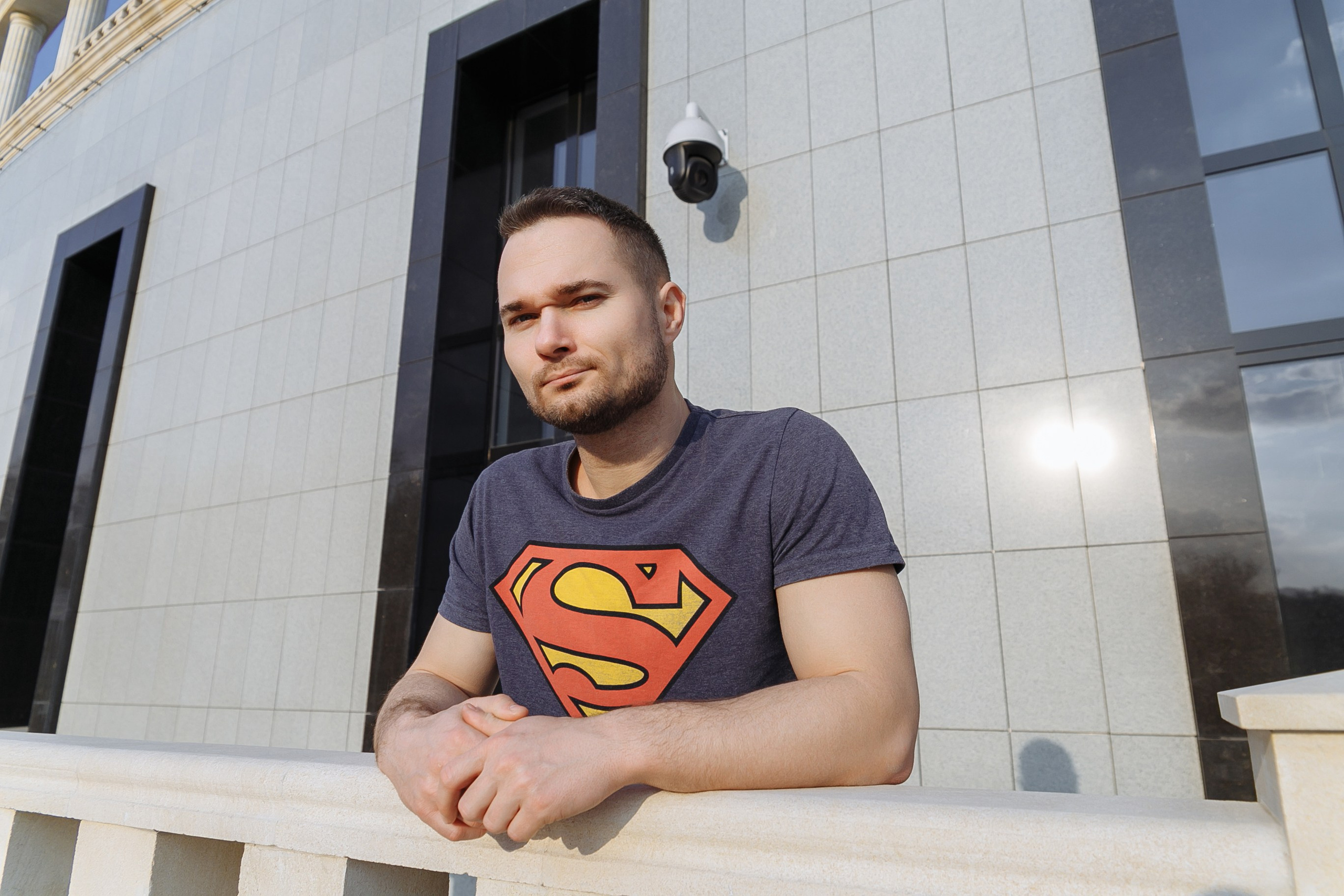 Виктор Попов, человек в футболке супермена. Событийный фотограф Максим Бескоровайновнов
