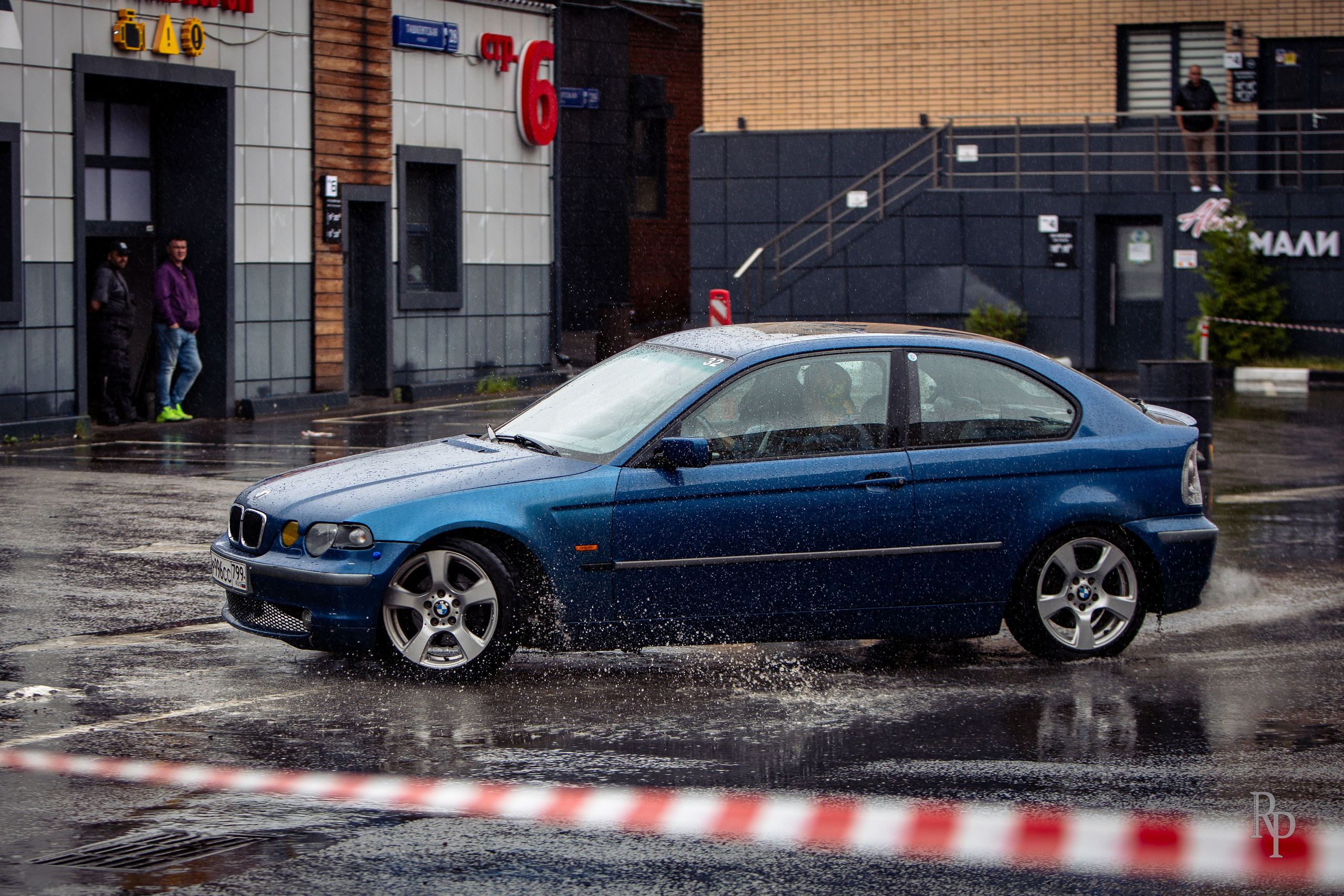 SHOWDOWN. Rusty Photographer