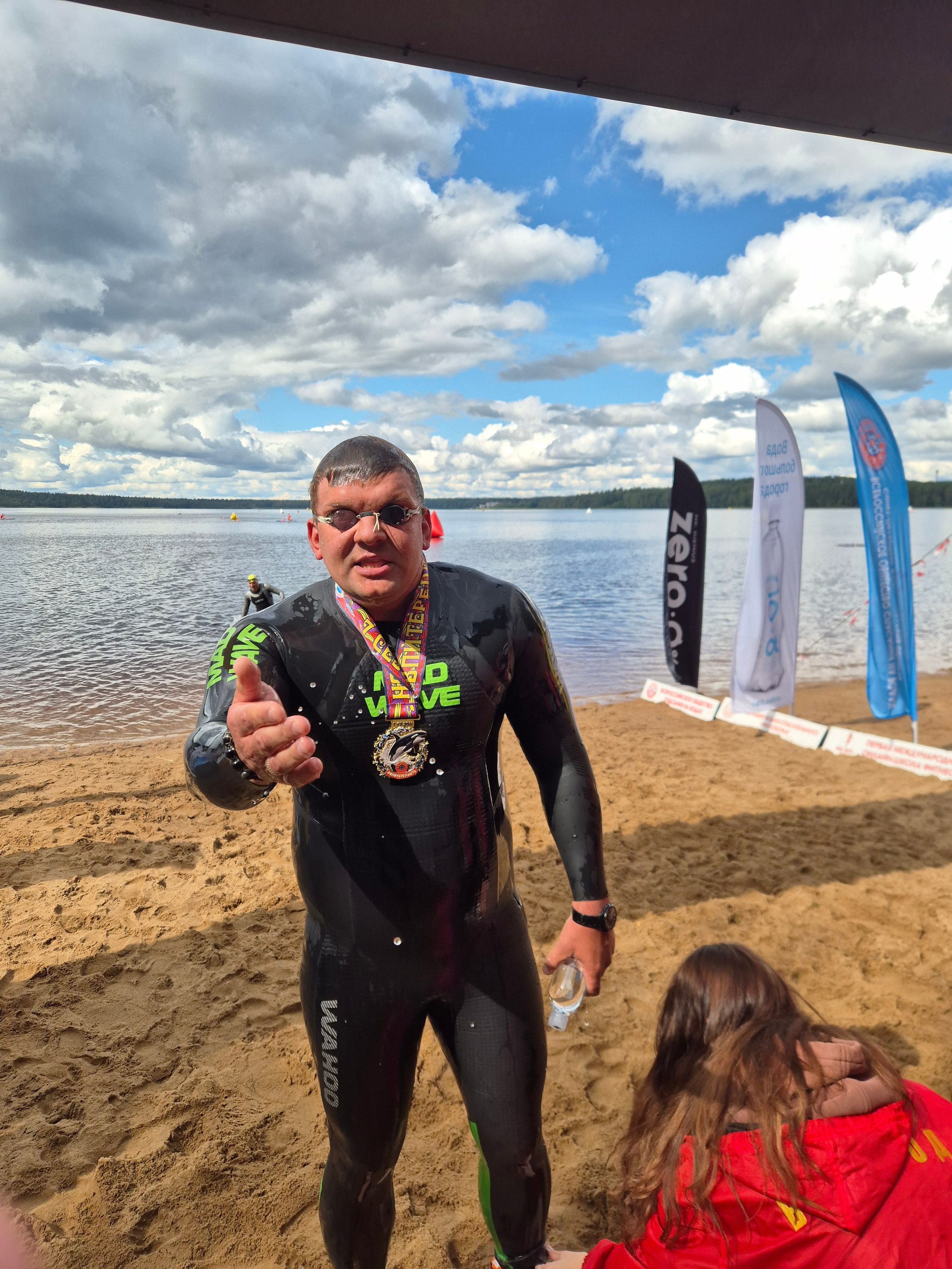 Первый старт - разминочный, #ВПитереПлыть. Тренер и напарник по команде Витя как бы спрашивает - где я гулял свой этап, что ему пришлось стольких обгонять? На самом деле он не ту группу в зеленых шапочках обгонял просто