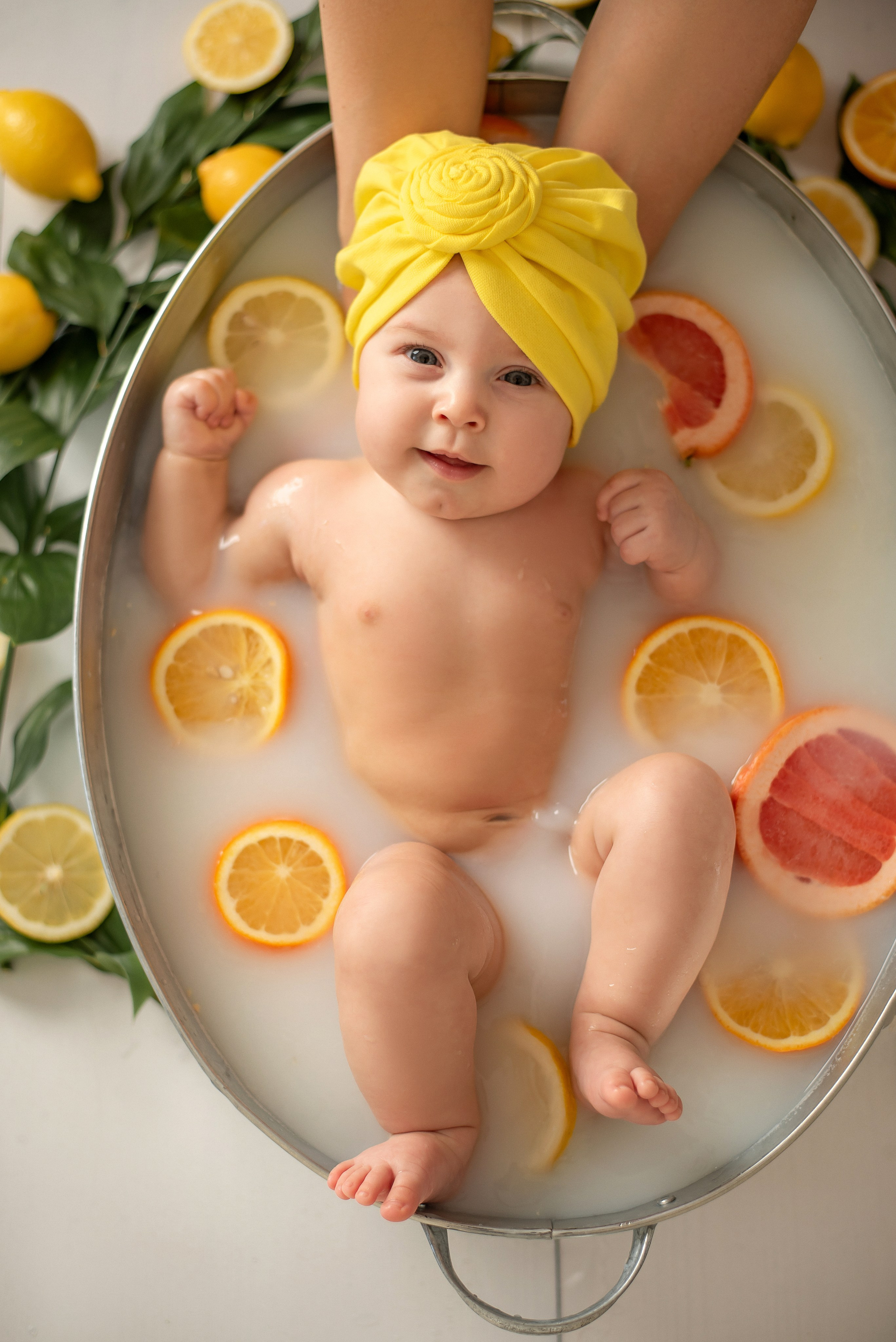 Верочка — купание в молочной ванне. Семейный и детский фотограф Наталья Горда