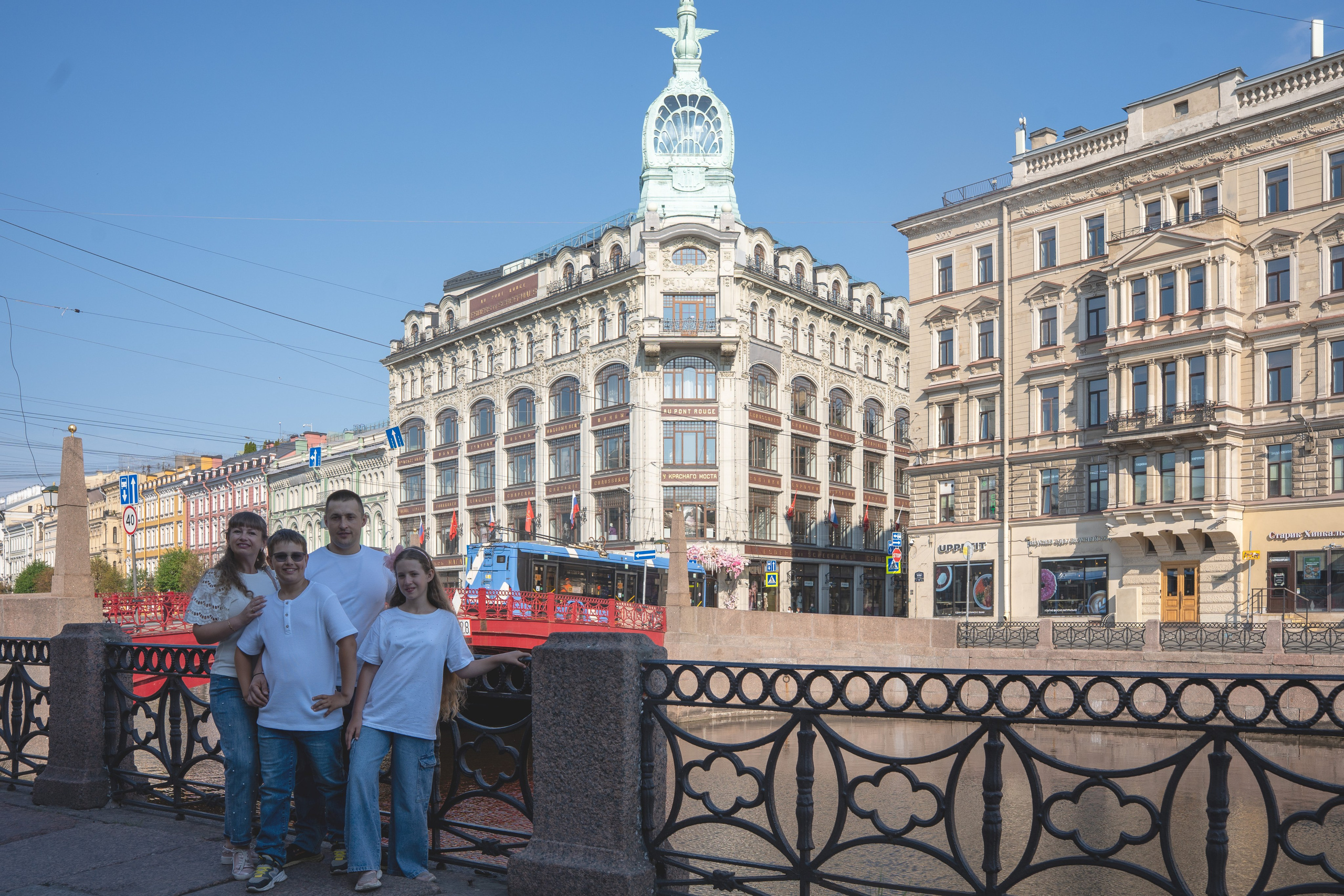 Фотопрогулка для семьи по достопримечательностям Питера. Студийный и портретный фотограф в САНКТ-ПЕТЕРБУРГЕИрина Махаон