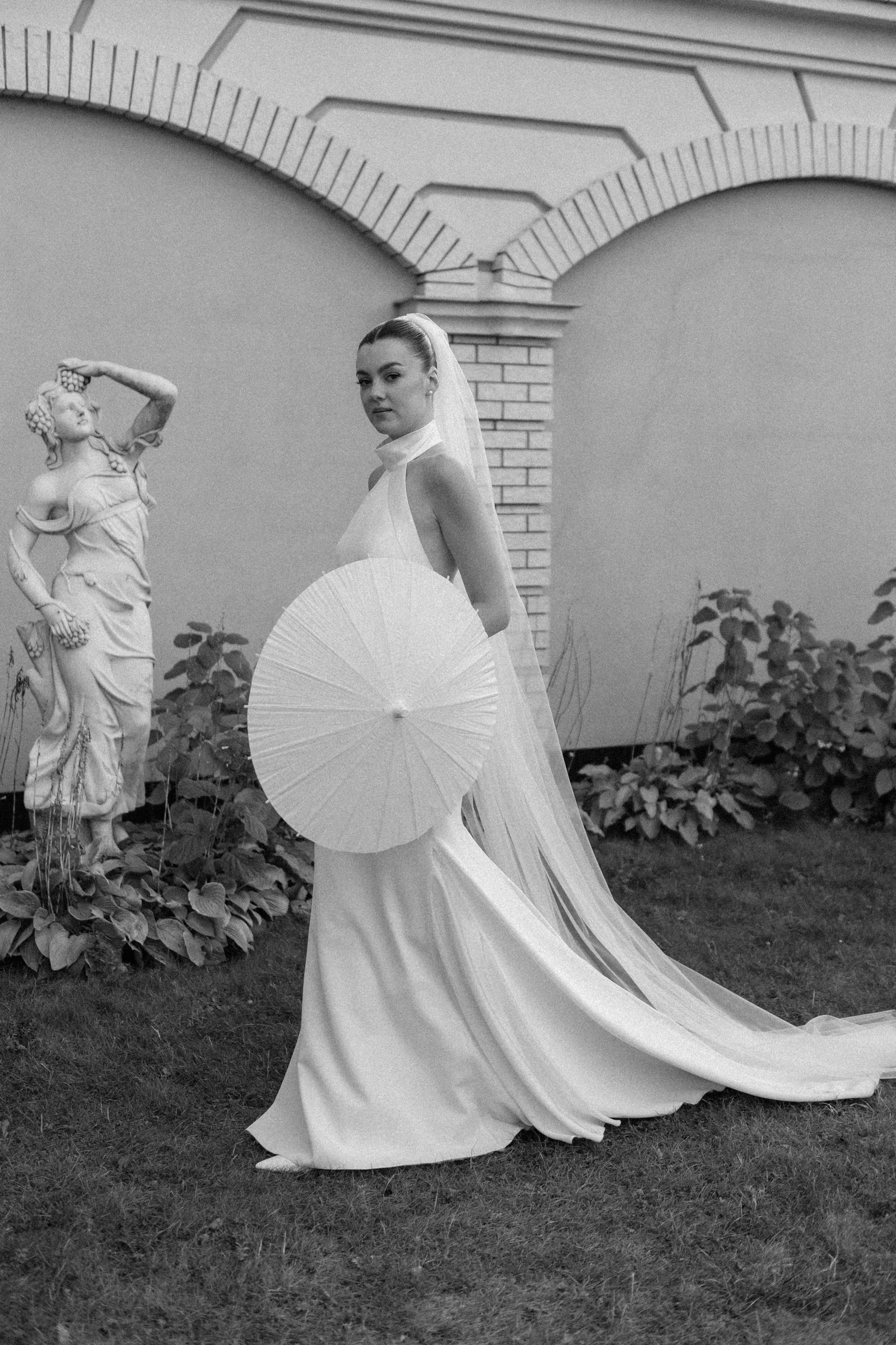 Wedding day in VERSAL PARK. Wedding PHOTOGRAPHER Andrew Vnukov