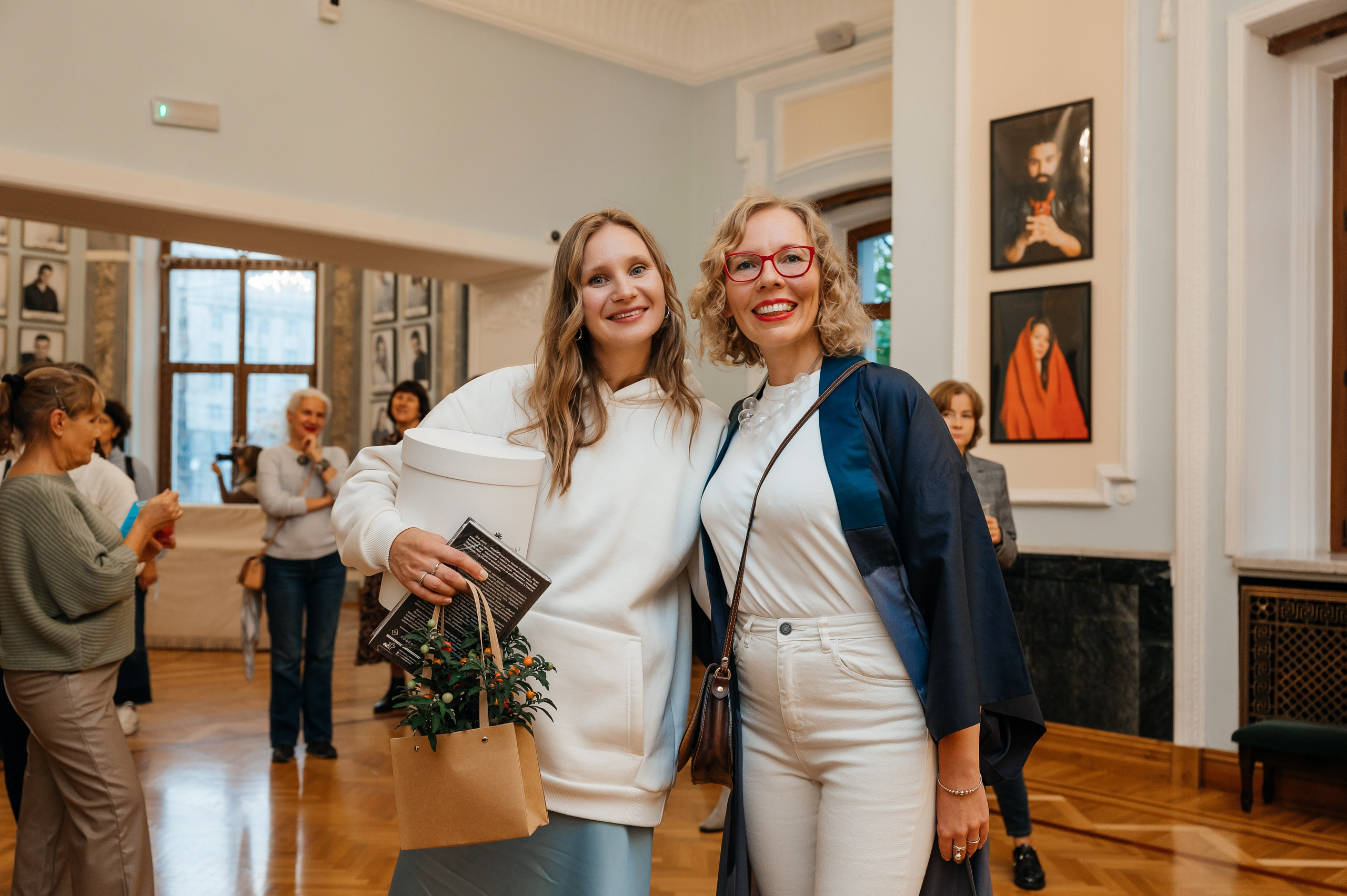 Открытие выставки Кати Васильевой в Молодежном театре. Wedding and family photographer USA