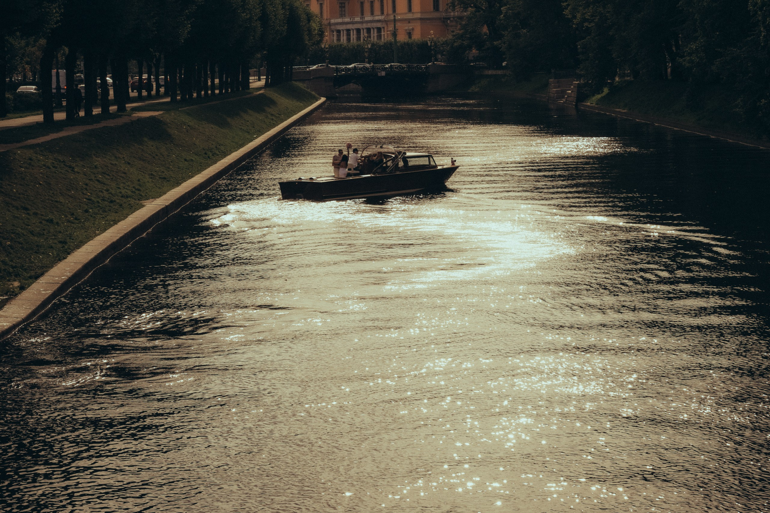 СВАДЕНБНАЯ СЬЕМКА НА КАТЕРЕ ПО КАНАЛАМ САНКТ-ПЕТЕРБУРГА И В АКВАТОРИИ НЕВЫ. Профессиональный фотограф, Санкт-Петербург — Виктория Богомолова
