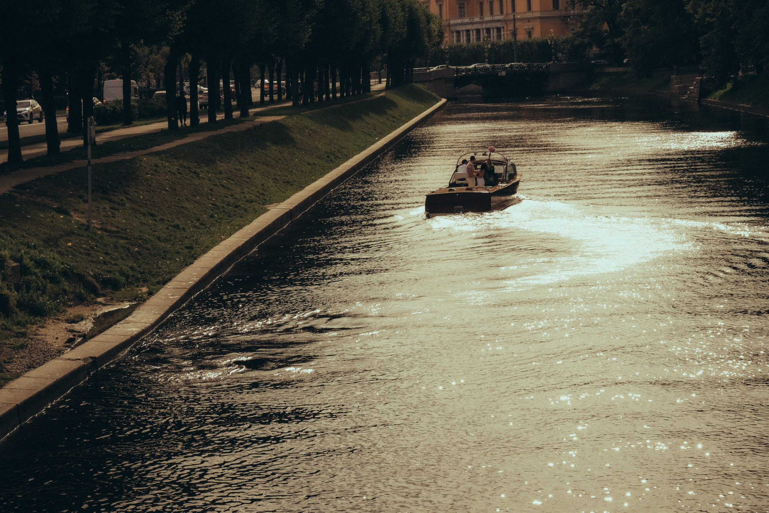 СВАДЕНБНАЯ СЬЕМКА НА КАТЕРЕ ПО КАНАЛАМ САНКТ-ПЕТЕРБУРГА И В АКВАТОРИИ НЕВЫ. Профессиональный фотограф, Санкт-Петербург — Виктория Богомолова