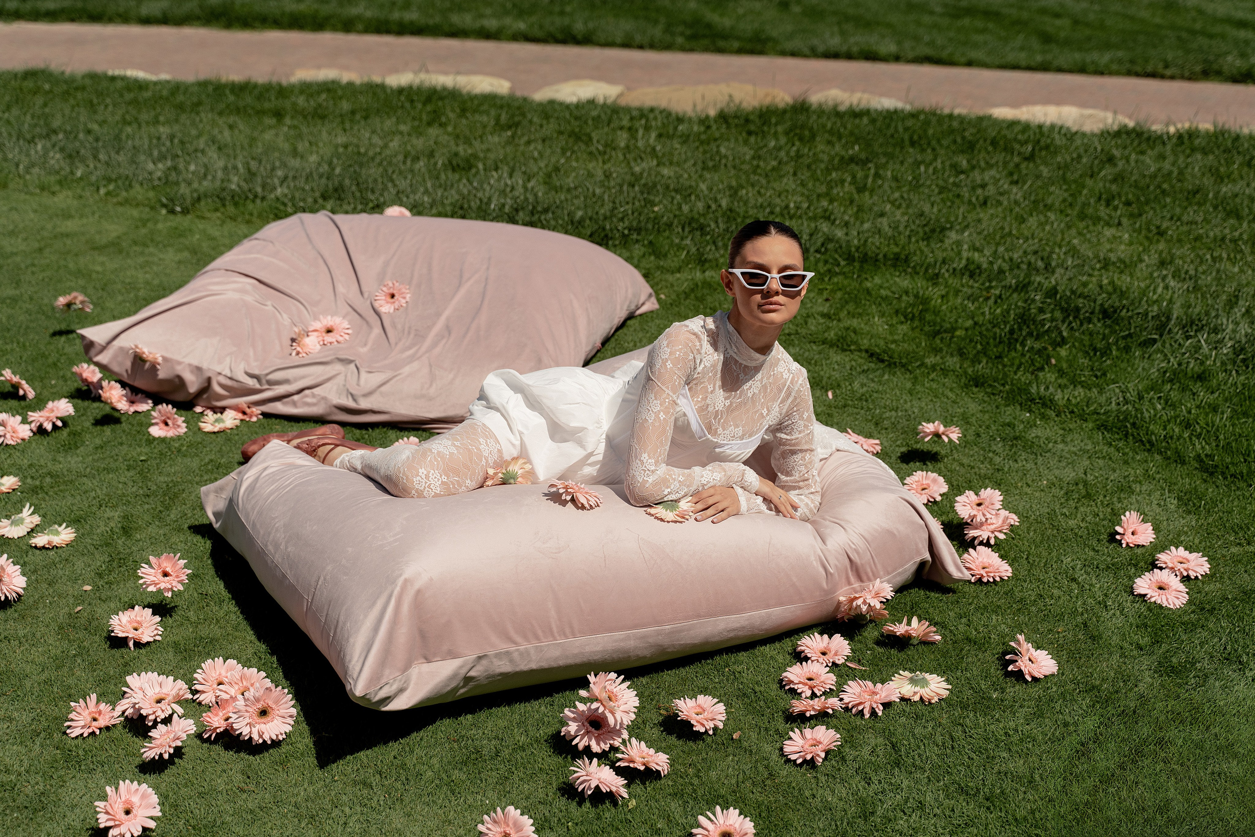 невеста в интересном декоре на поле гольф клуба Геленджика