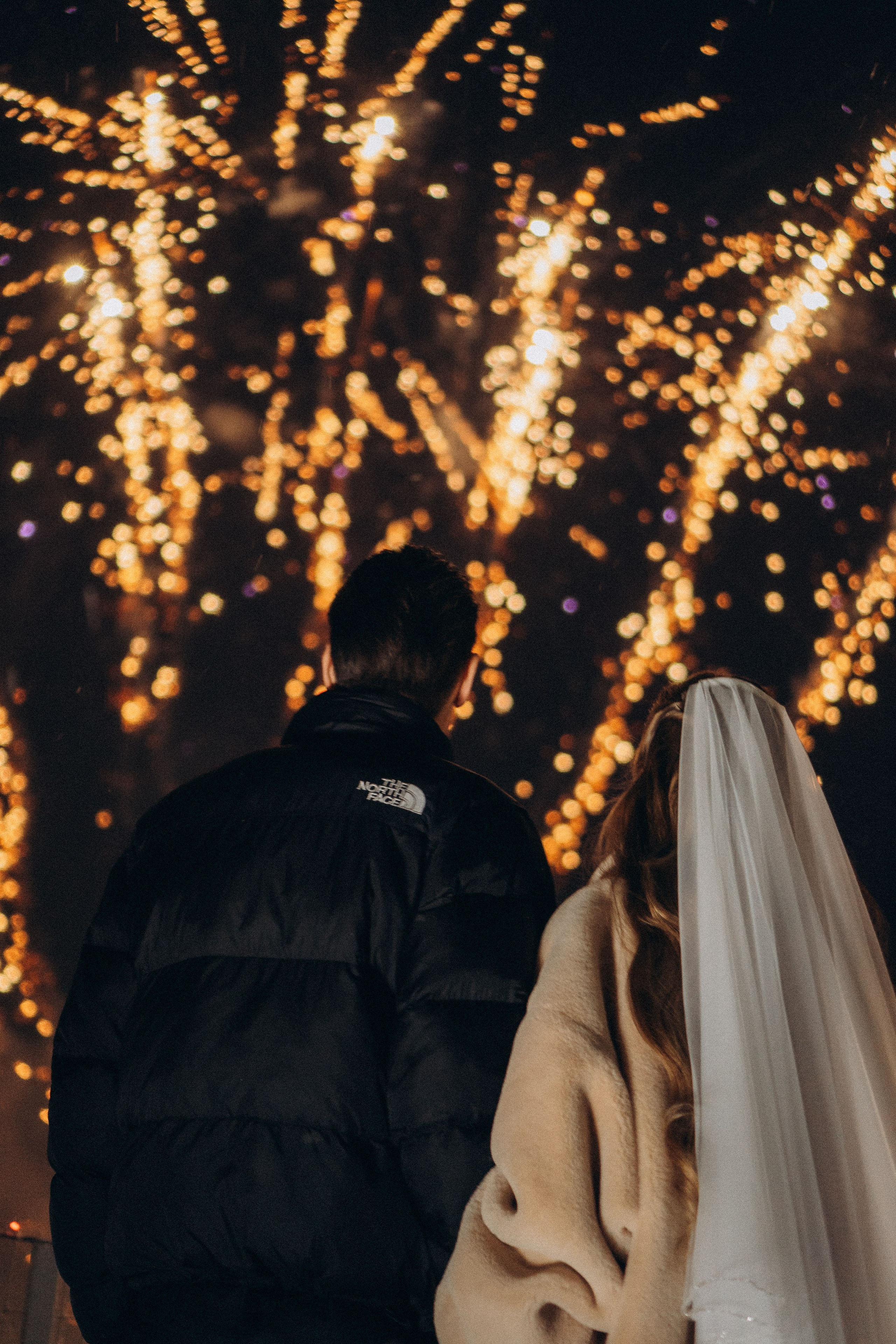 САЛЮТ НА СВАДЕБНОЙ ЦЕРЕМОНИИ (СНЯТО В СИБИРЕ В НИЖНЕВАРТОВСКЕ). Профессиональный фотограф, Санкт-Петербург — Виктория Богомолова