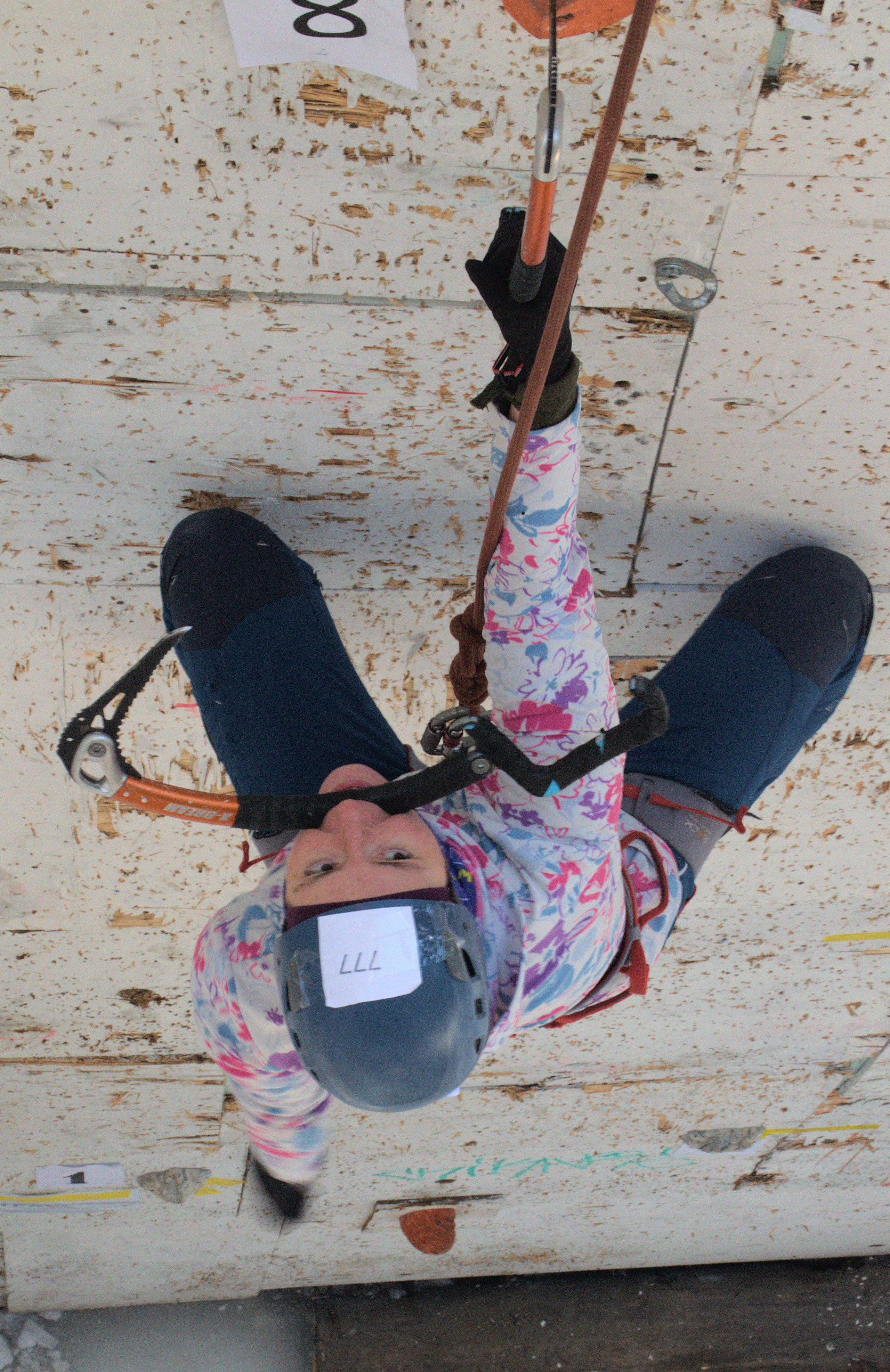 Ледолазание Новосибирск ФАНСО скалодром ледовые инструменты. Лёд спорт девушка ледолаз