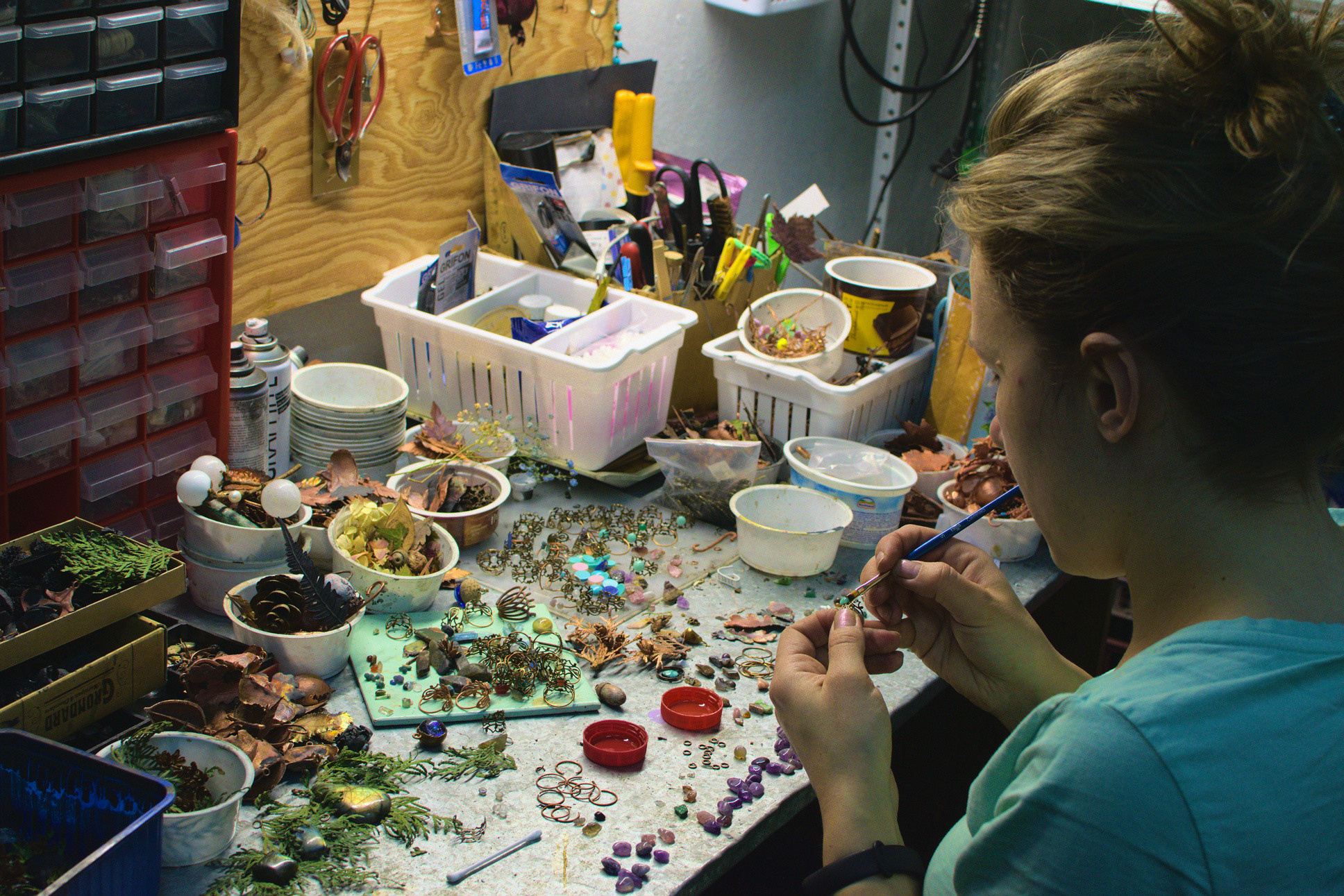 Мастер за работой. Гальваника. Новосибирск.