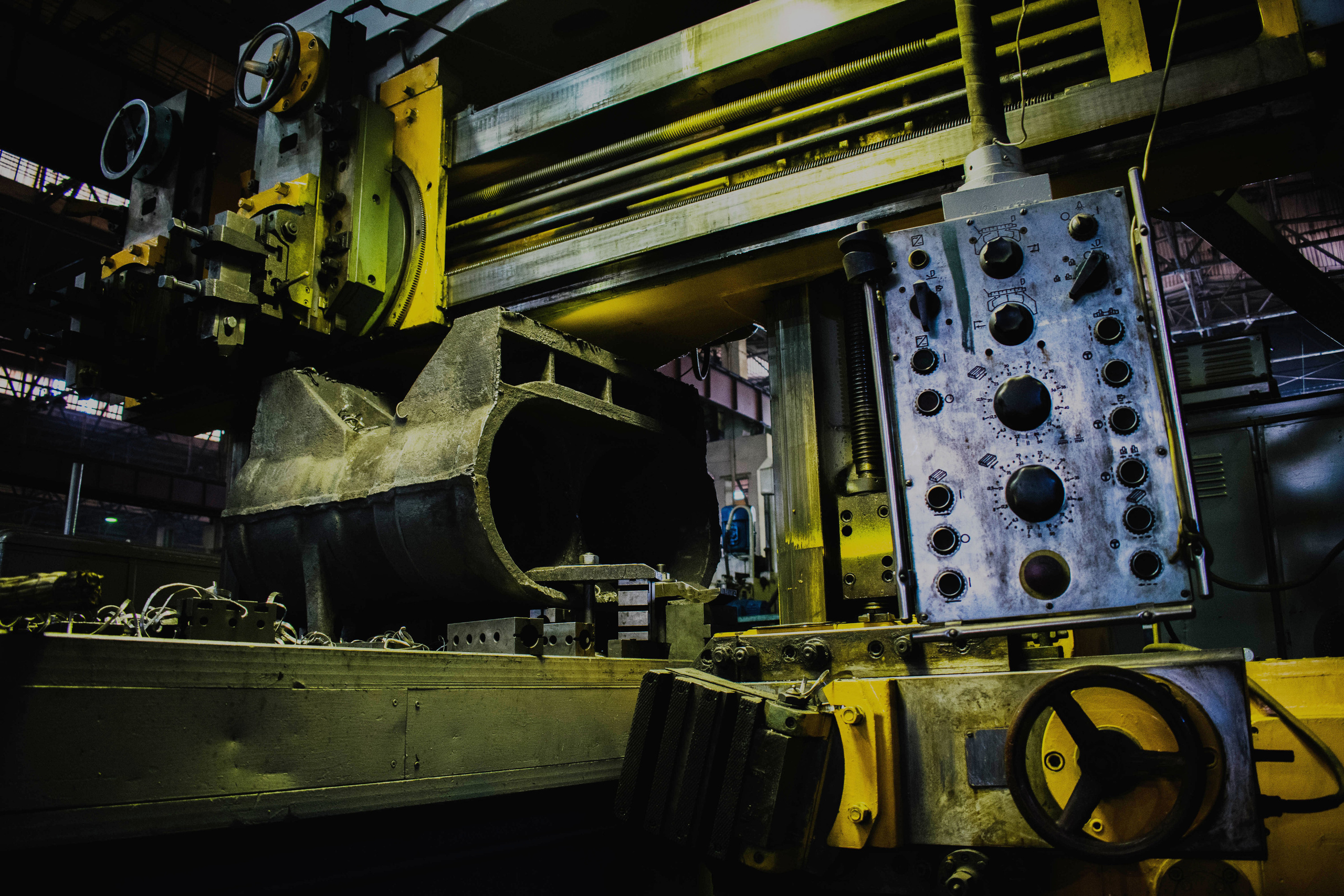 Промышленное фото Производство, станок в серо желтых тонах