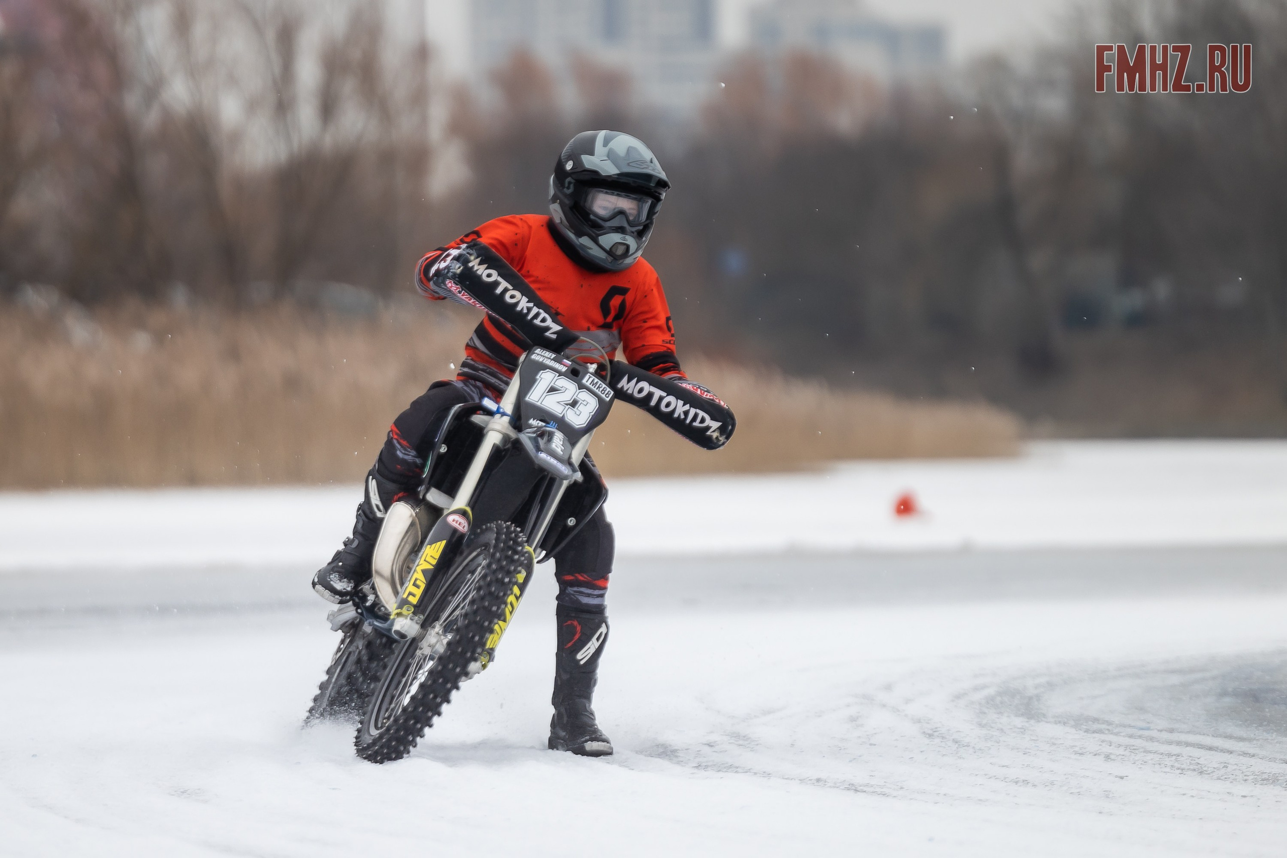 Первый этап Кубка МФР по мотокроссу на льду Большого Крылатского пруда в Москве. 8 февраля 2025 г. Фотограф Владимир Охрименко