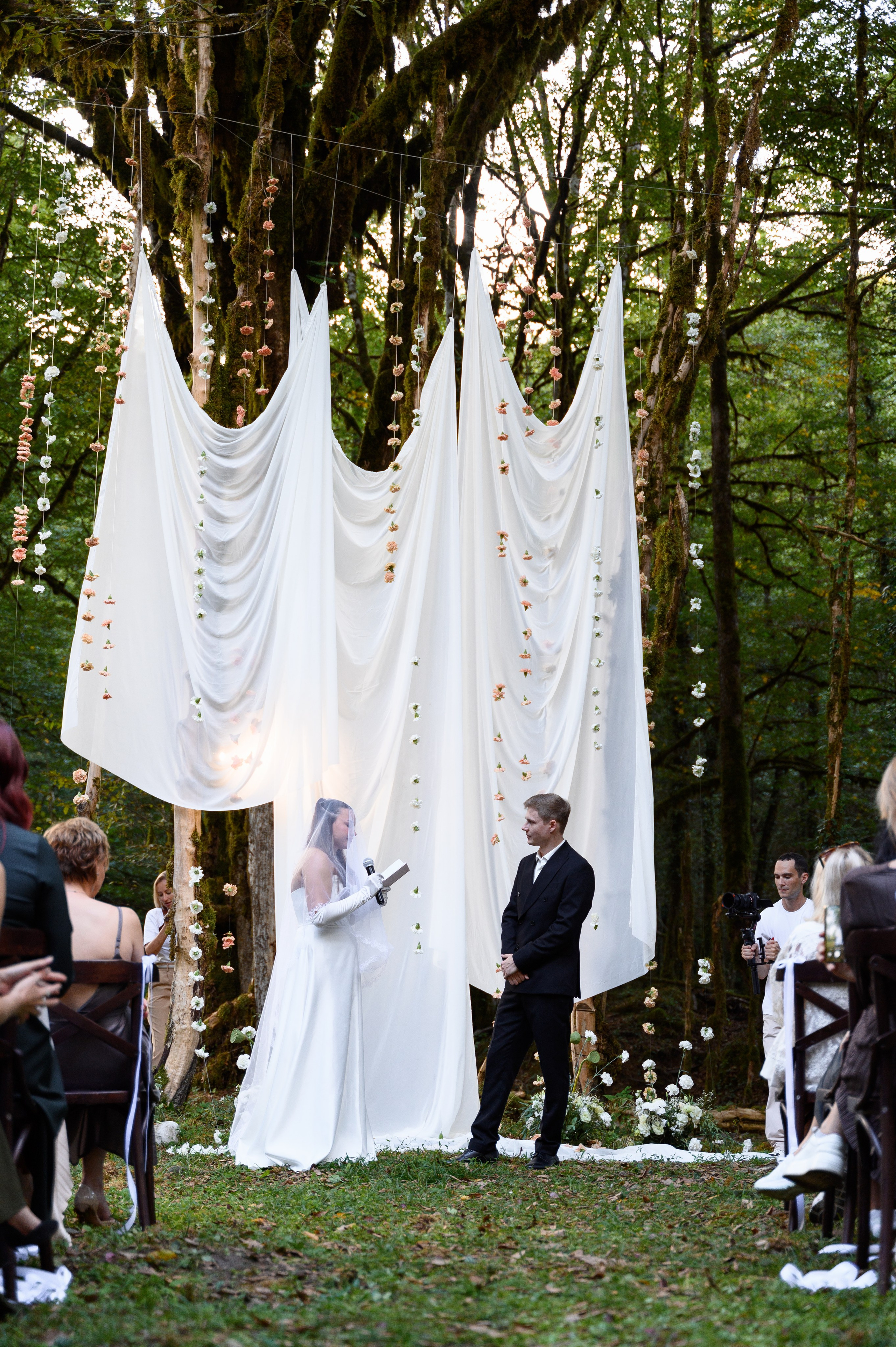 Молодожены на свадьбе в Сочи в лесу, романтические фотографии