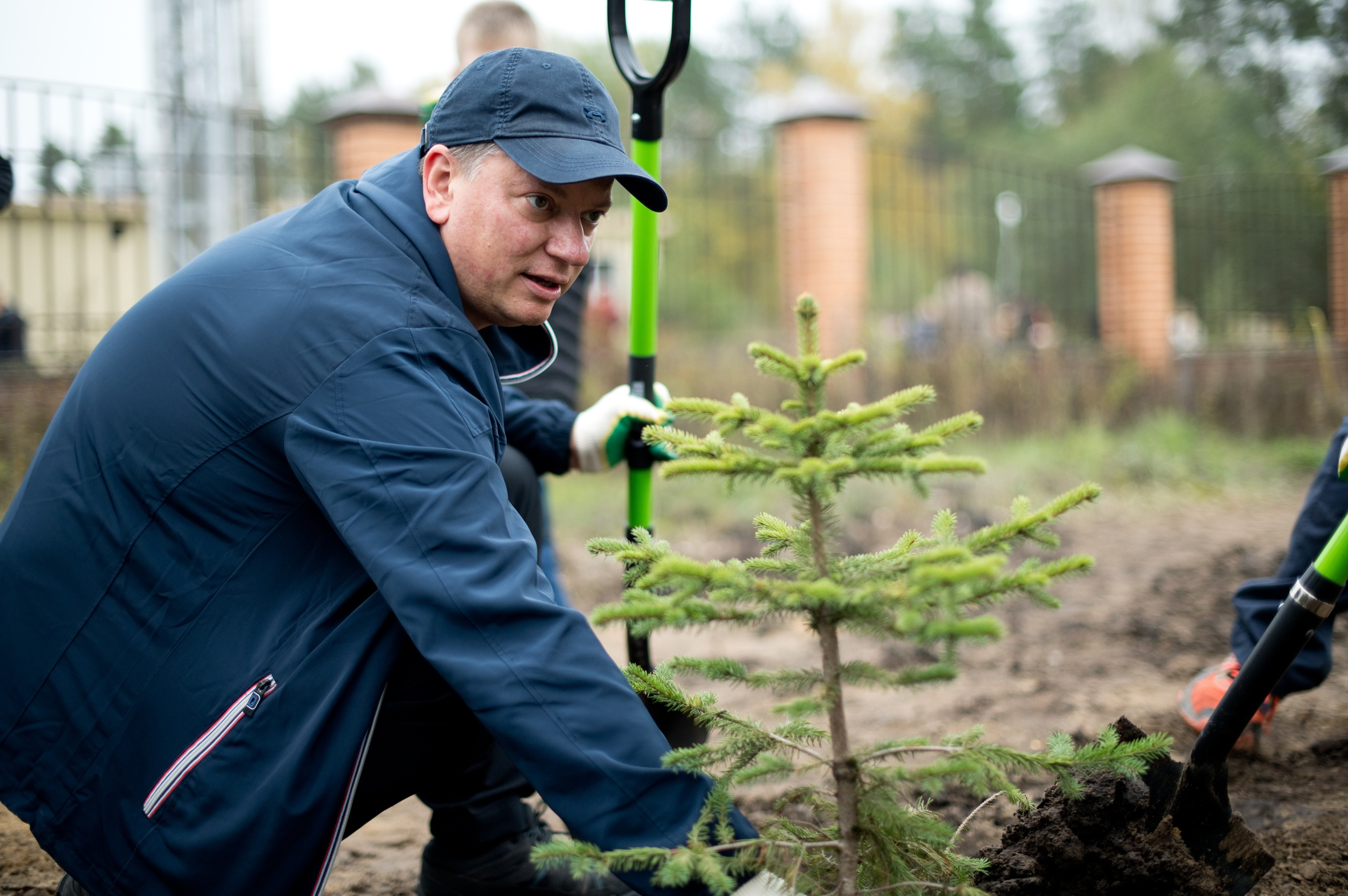 Посадка деревьев в рамках акции Зарубежнефть. Репортажный фотограф и видеограф Слава Думчев. Тимбилдинги, отчетники, корпоративы