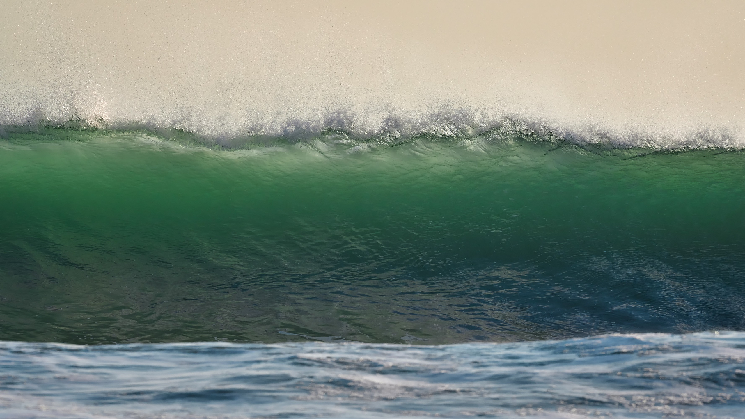 Морская волна с брызгами