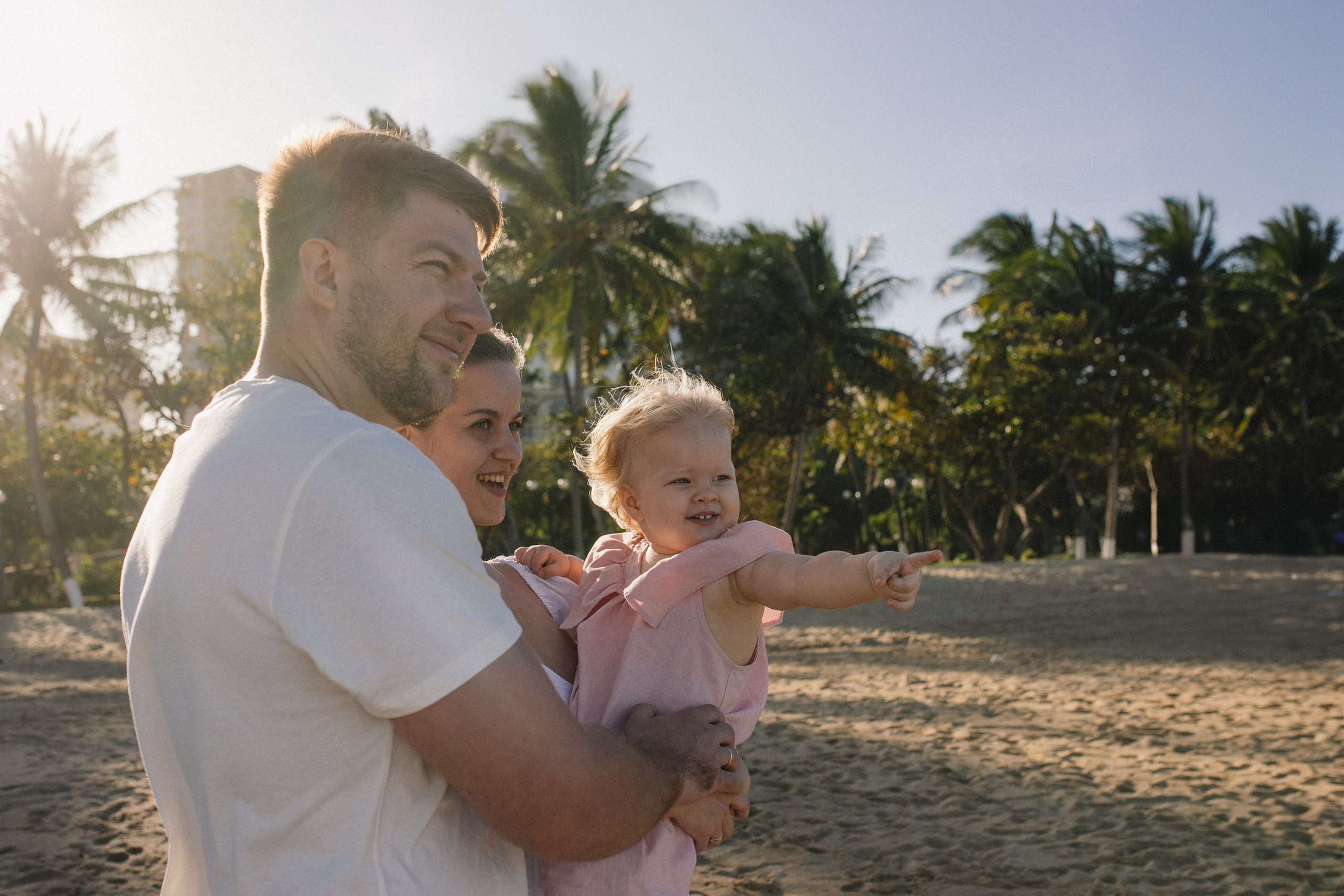 Вика и Влад с Соней на пляже. Главная