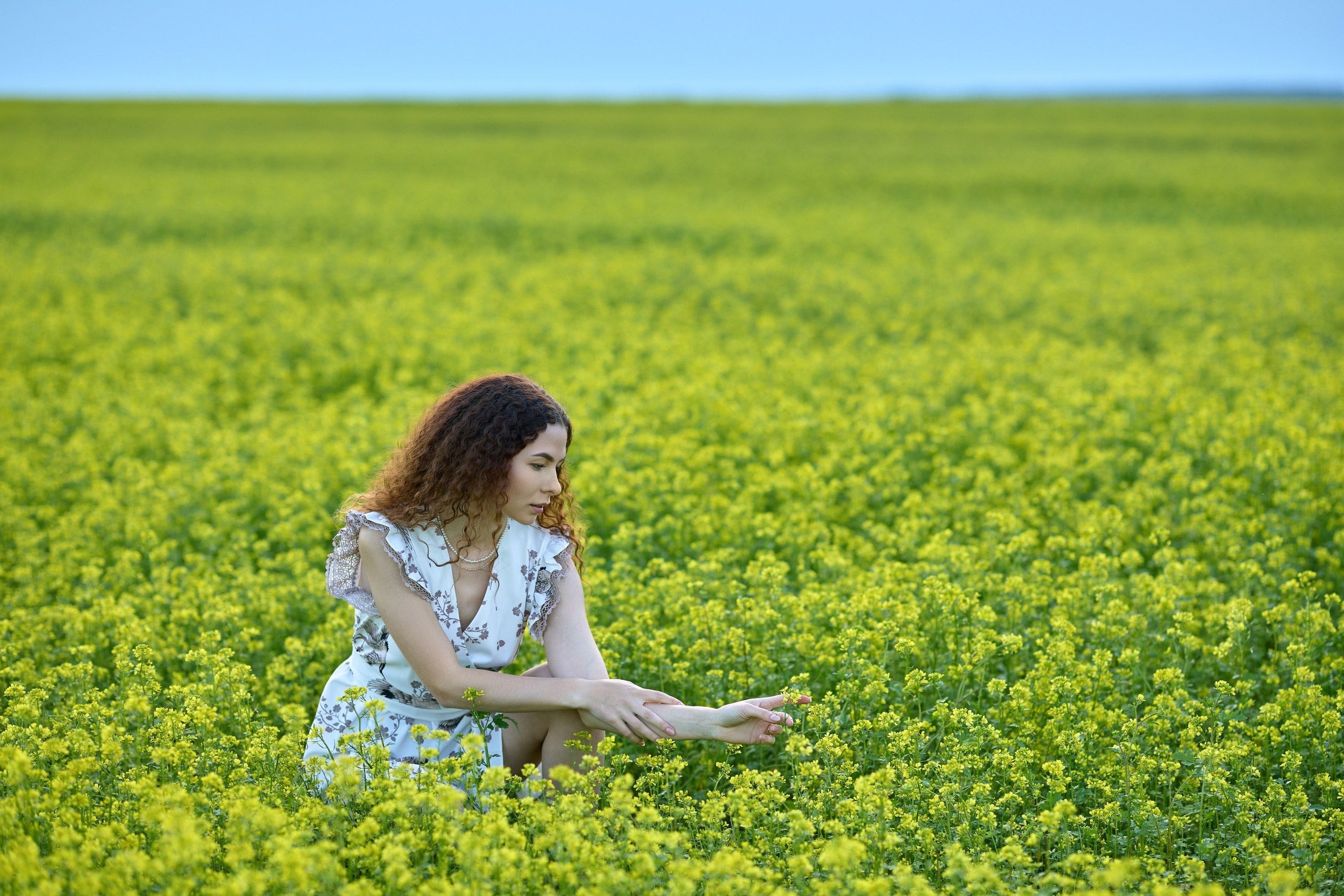 Девушка в цветущем желтом рыжиковом  поле.  Фотосессия в рапсовом поле Чебоксары Чувашия