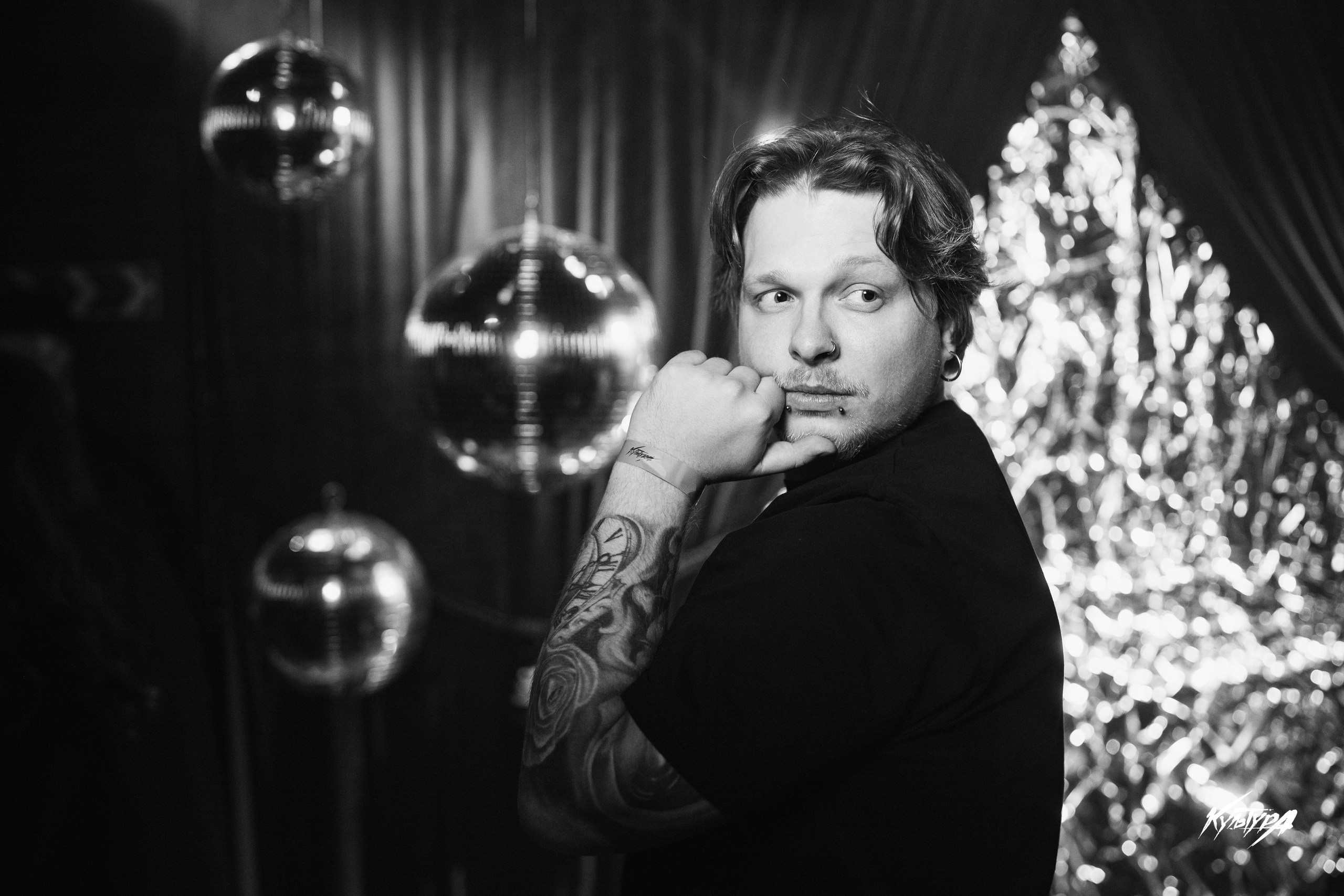 Фотосъёмка в ночном клубе: репортаж, портретные фотографии гостей и общий план интерьера с клубным освещением