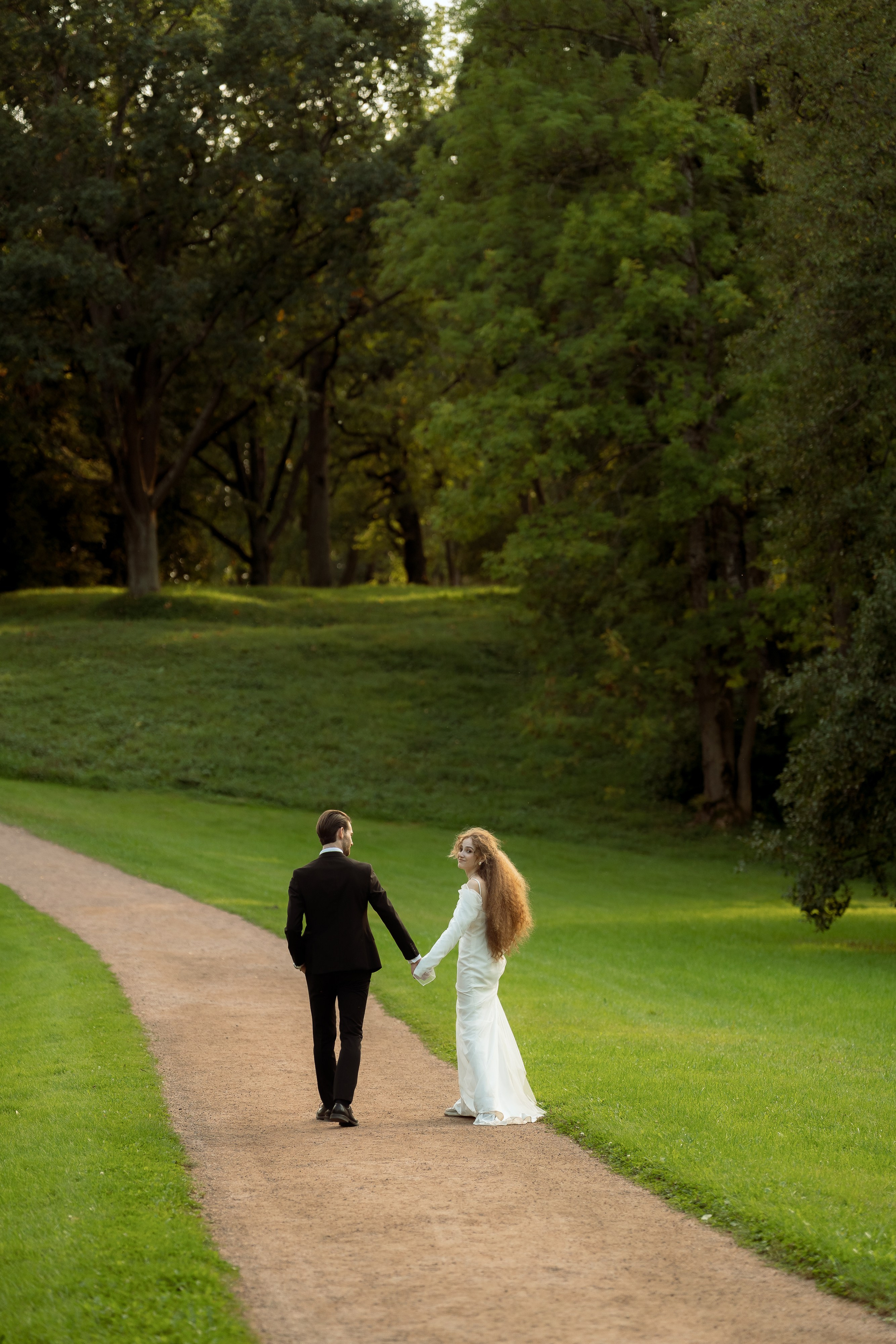 Свадебная прогулка в парке Александрия. Свадебный фотограф Дмитрий Родионов — Санкт-Петербург и Ленинградская область