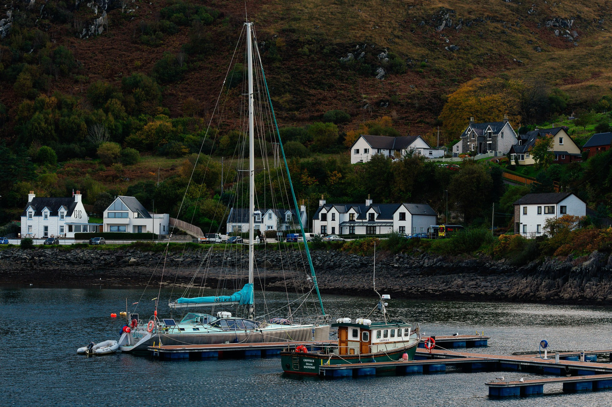 Пристань в деревне Маллейг в Шотландском нагорье: парусная яхта 