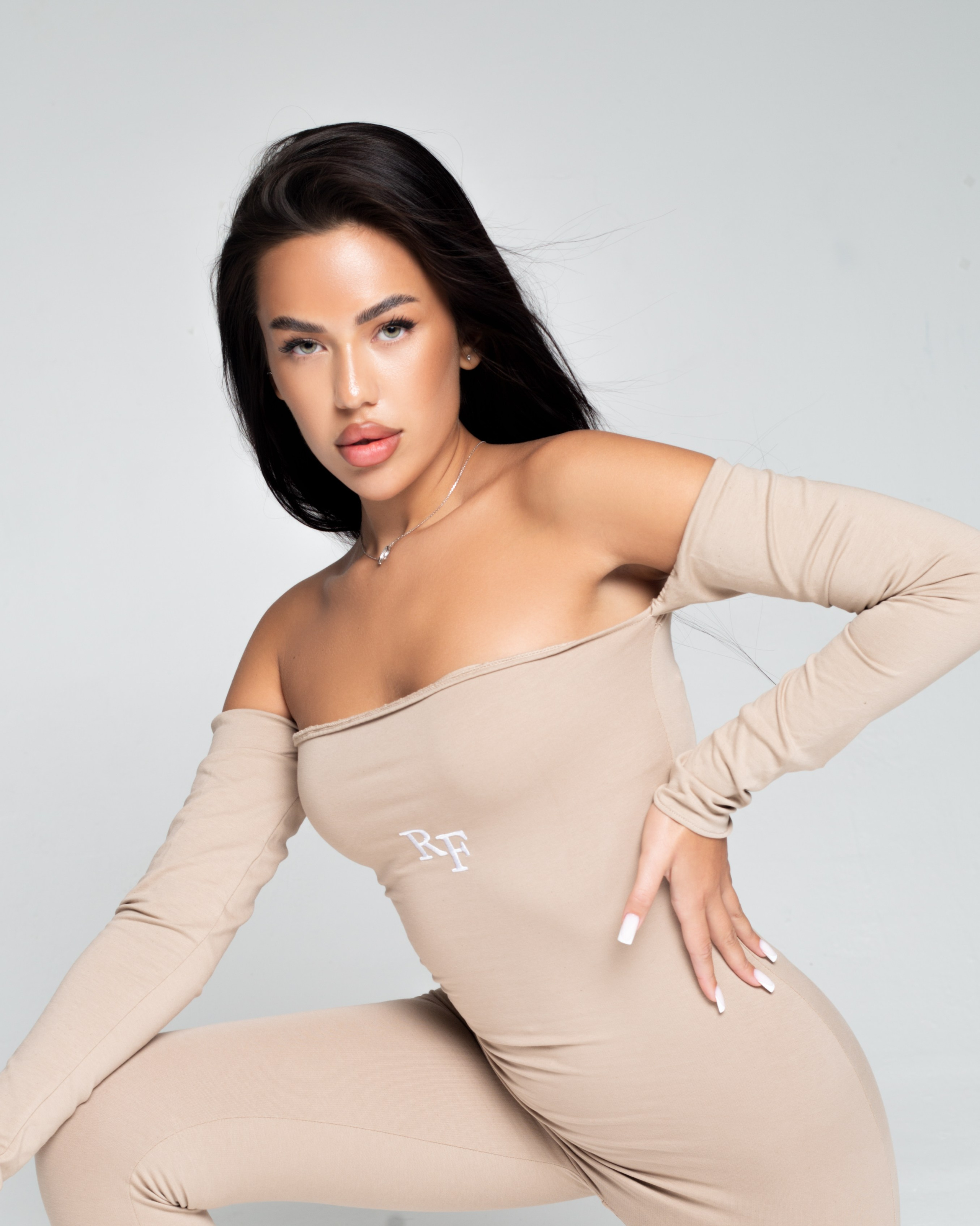 КАТАЛОГ | серый фон. RUNA production — стильные съемки для брендов