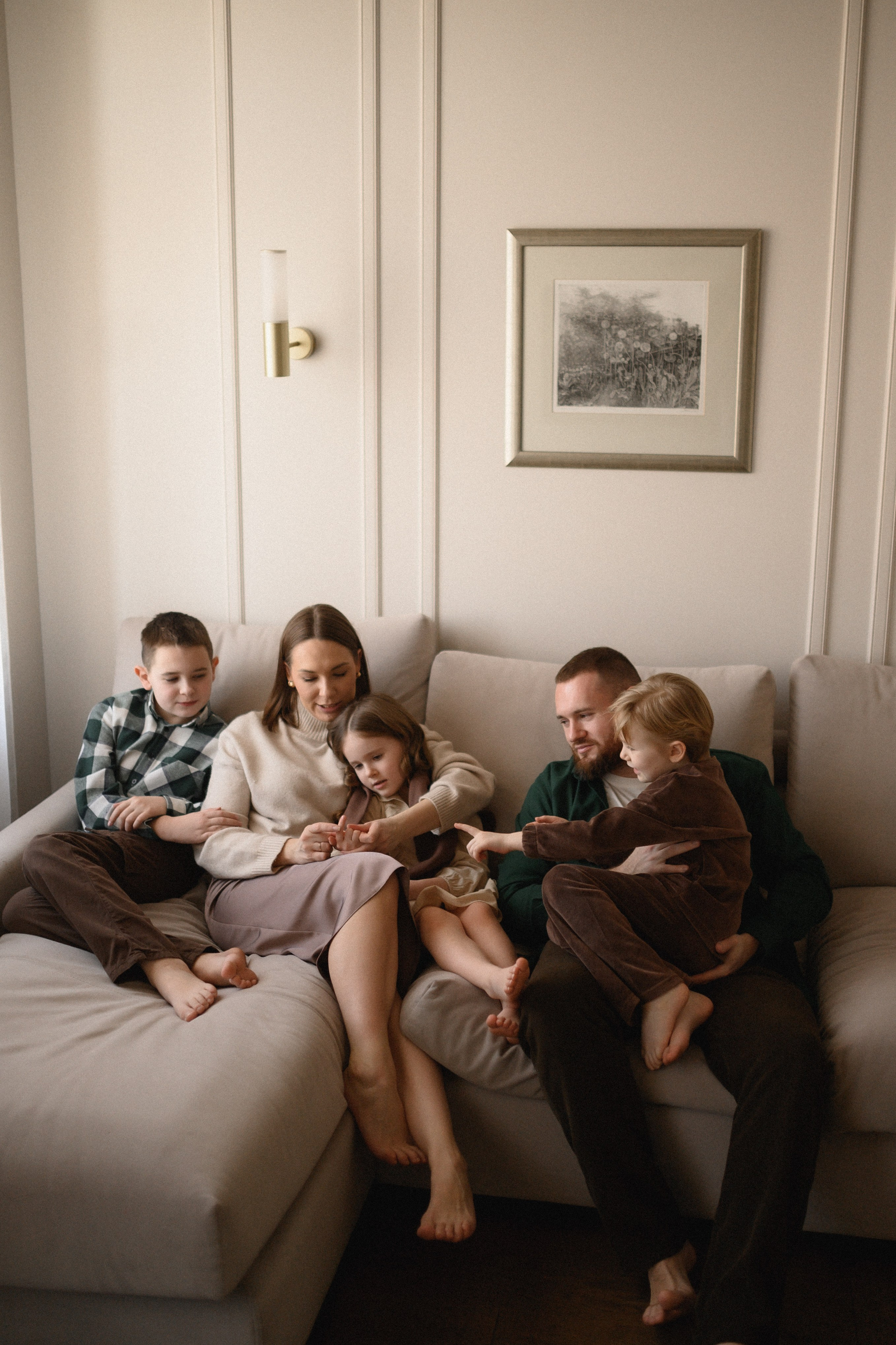 Валентин, Ирина, Евсей, Кира и Агата дома. Семейный и свадебный lifestyle-фотограф в Москве Мария Петрова