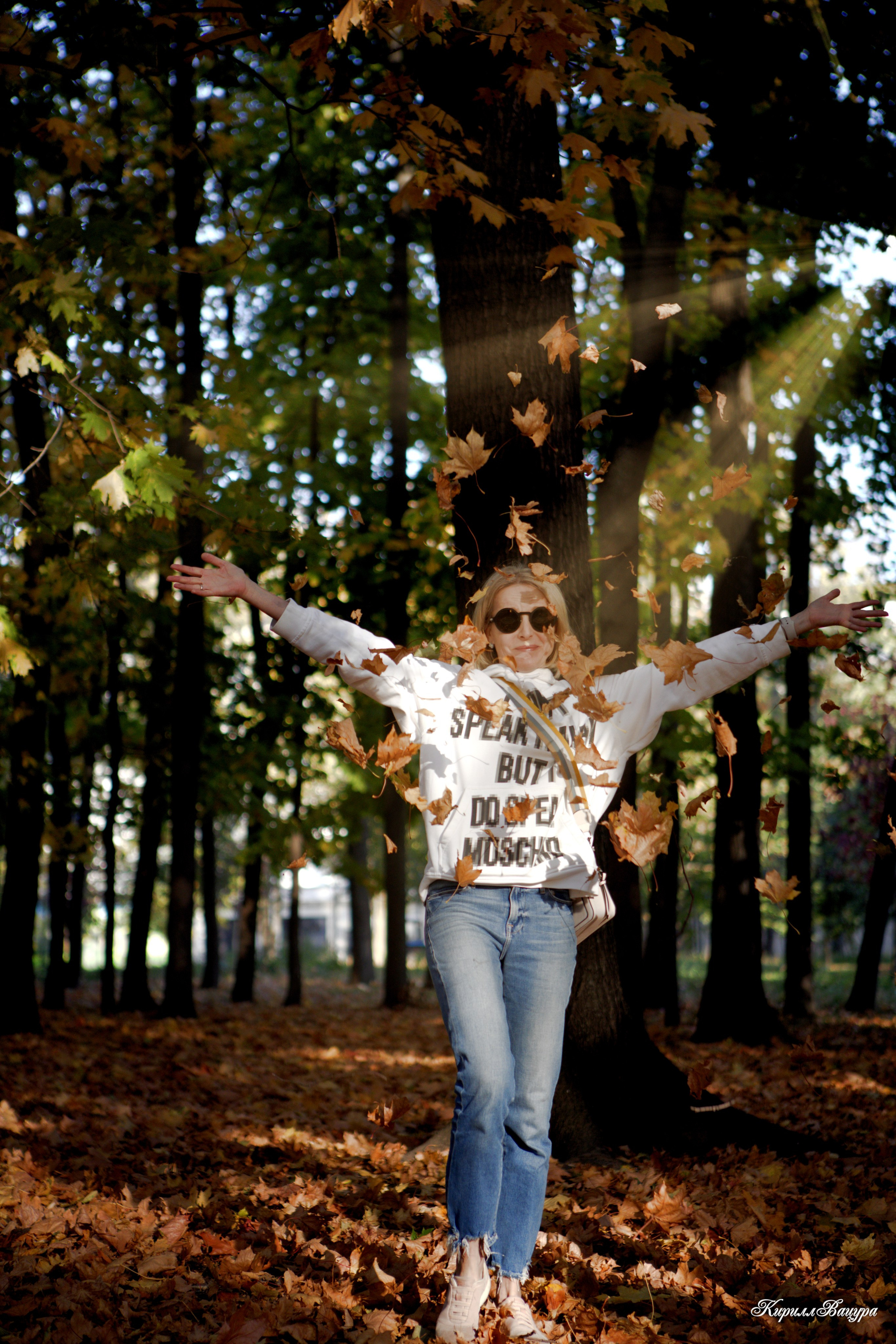 Осень в Москве девушка бросает листья