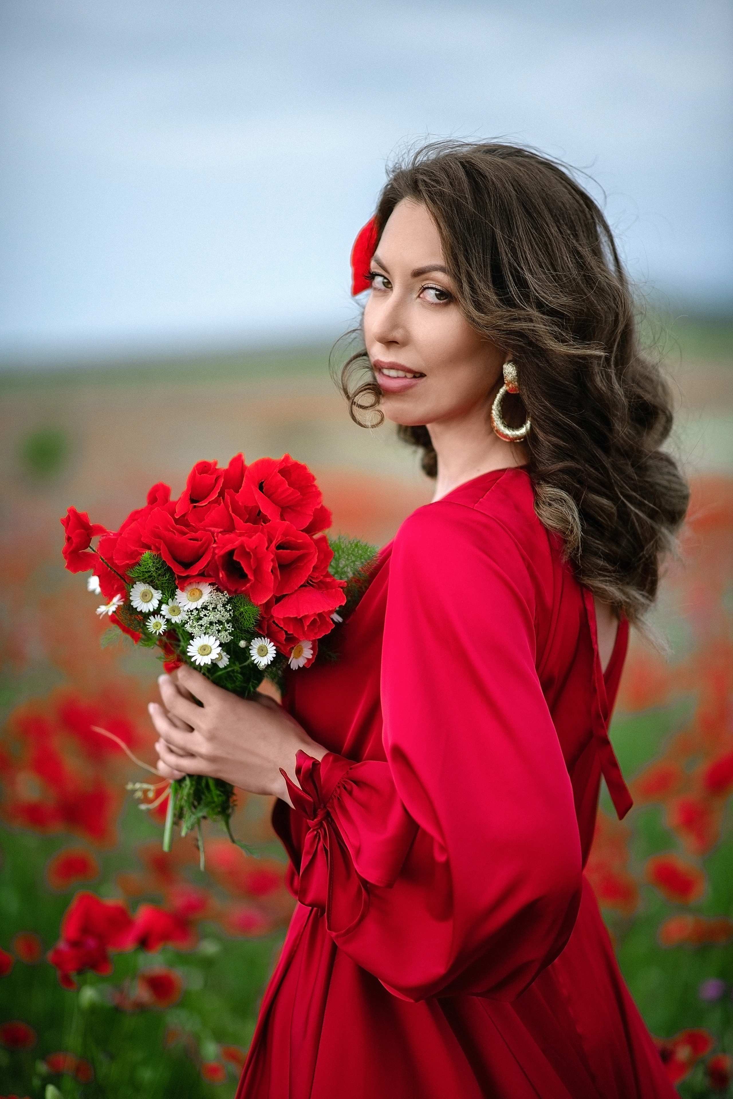 фотосессия в маках ,девушка на простынях в маковом поле, маки Крым ,фотосессия Крым ,фотограф Крым ,фотосессия на маковом поле 