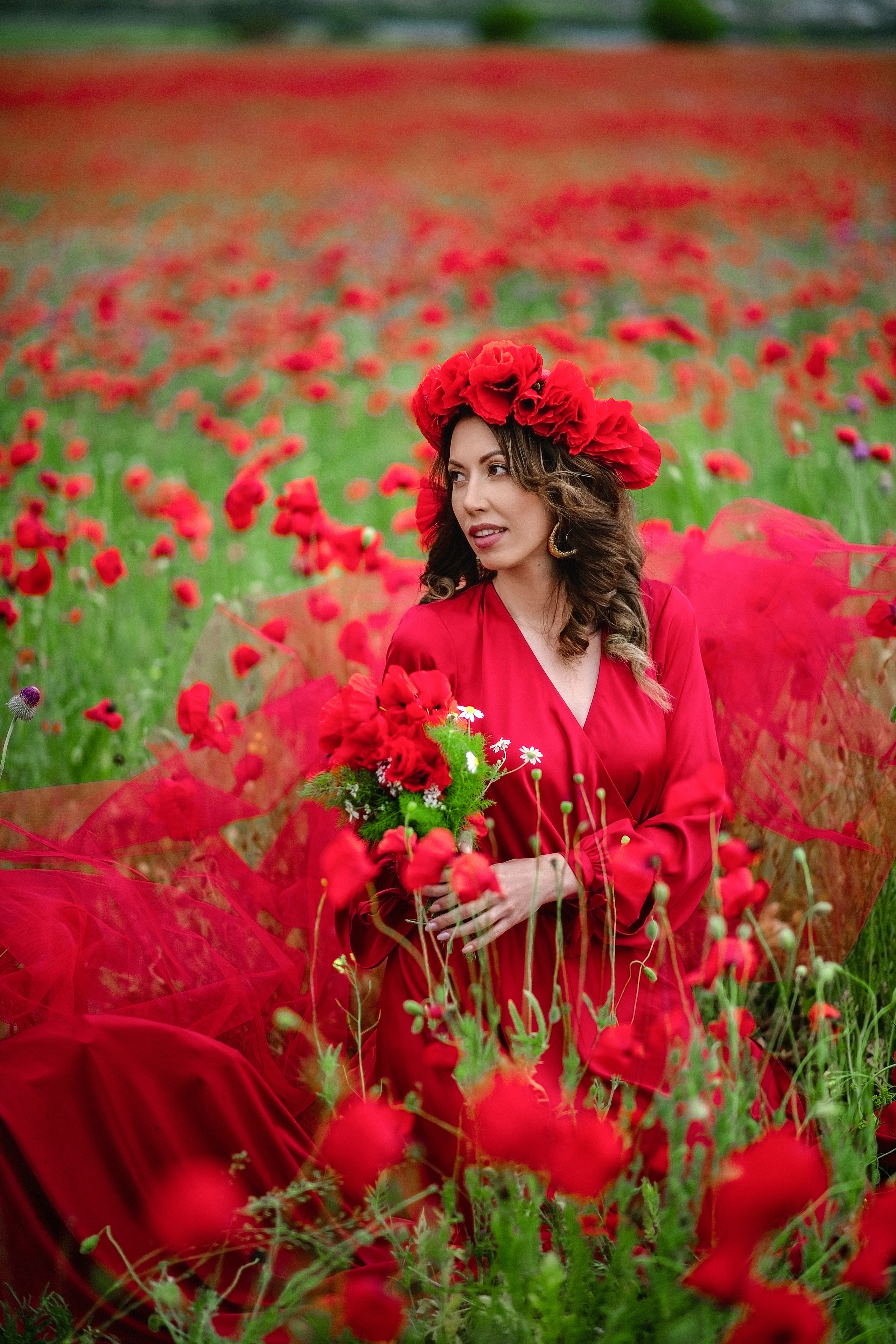 фотосессия в маках ,девушка на простынях в маковом поле, маки Крым ,фотосессия Крым ,фотограф Крым ,фотосессия на маковом поле 