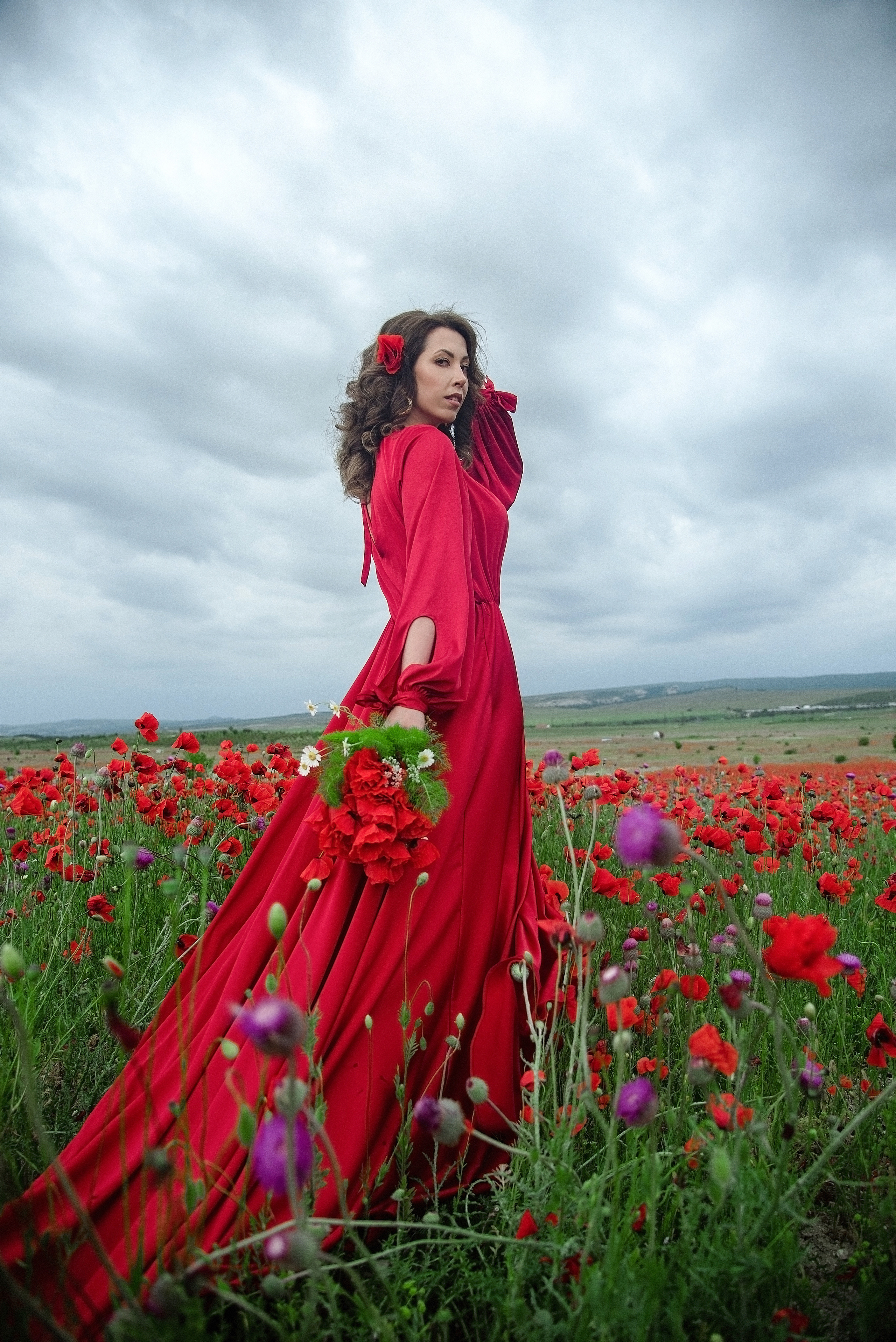 фотосессия в маках ,девушка на простынях в маковом поле, маки Крым ,фотосессия Крым ,фотограф Крым ,фотосессия на маковом поле 
