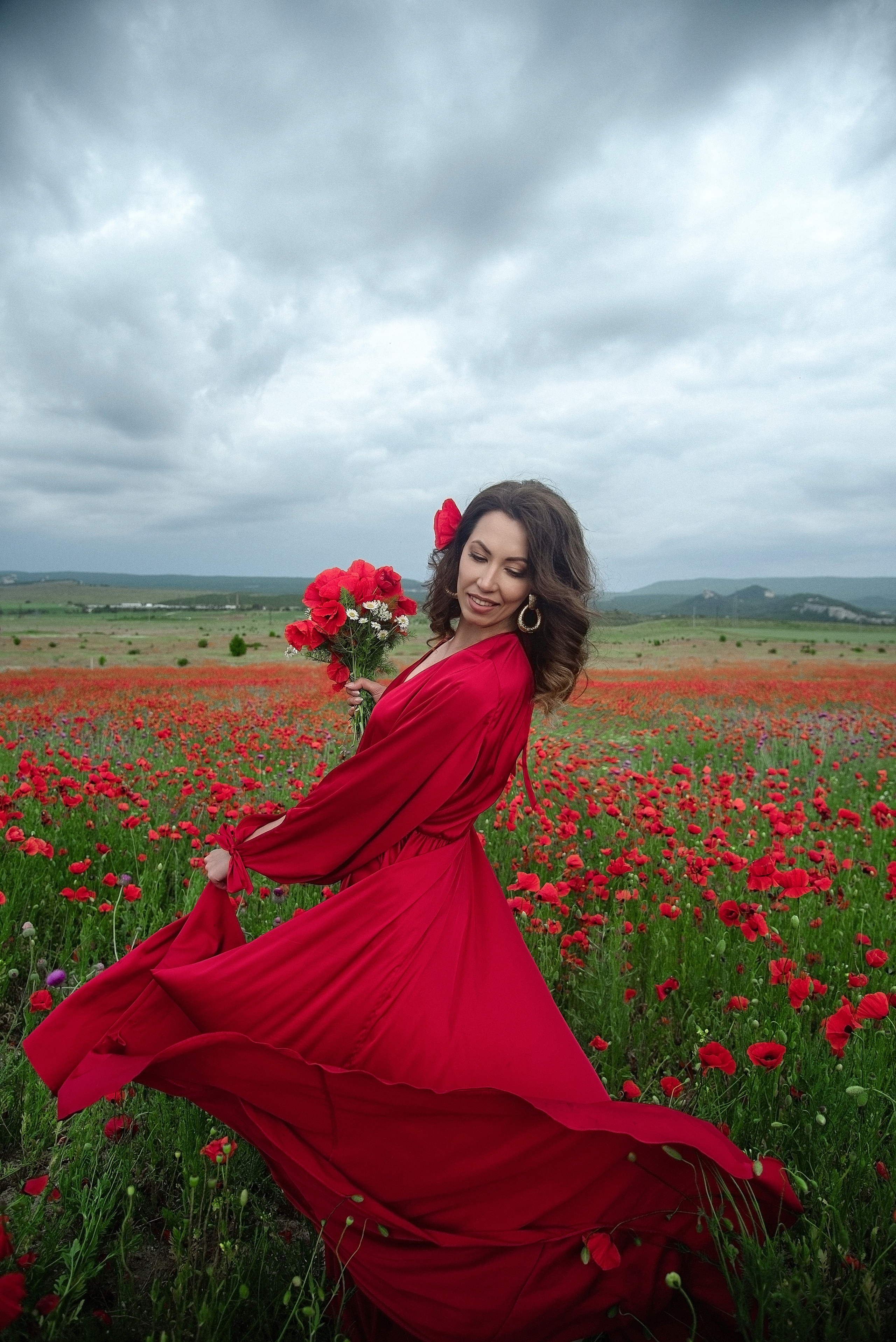 фотосессия в маках ,девушка на простынях в маковом поле, маки Крым ,фотосессия Крым ,фотограф Крым ,фотосессия на маковом поле 