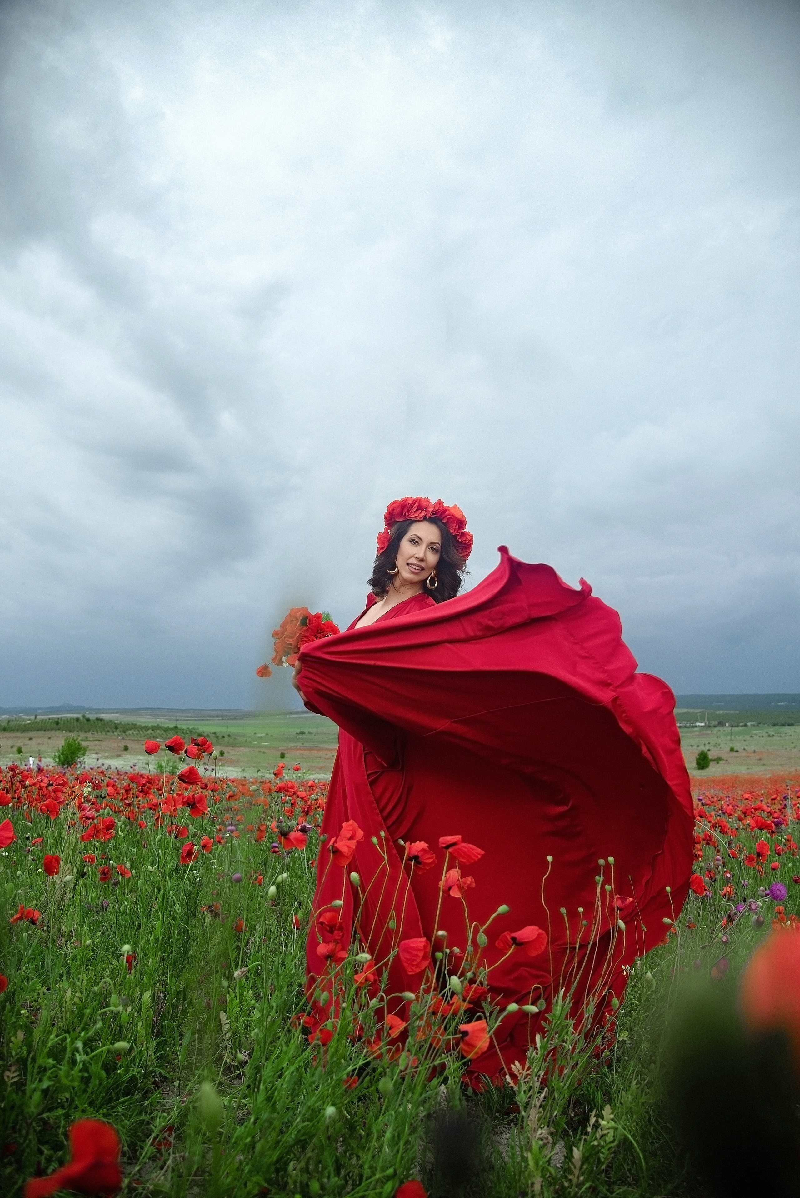 фотосессия в маках ,девушка на простынях в маковом поле, маки Крым ,фотосессия Крым ,фотограф Крым ,фотосессия на маковом поле 
