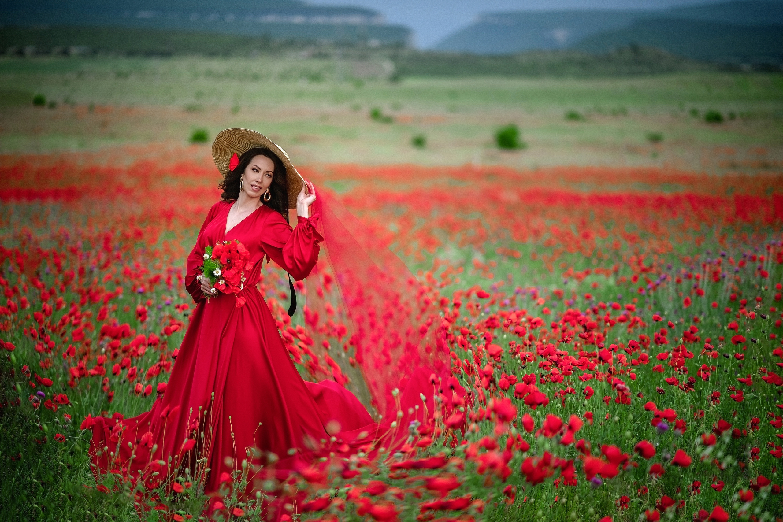 фотосессия в маках ,девушка на простынях в маковом поле, маки Крым ,фотосессия Крым ,фотограф Крым ,фотосессия на маковом поле 