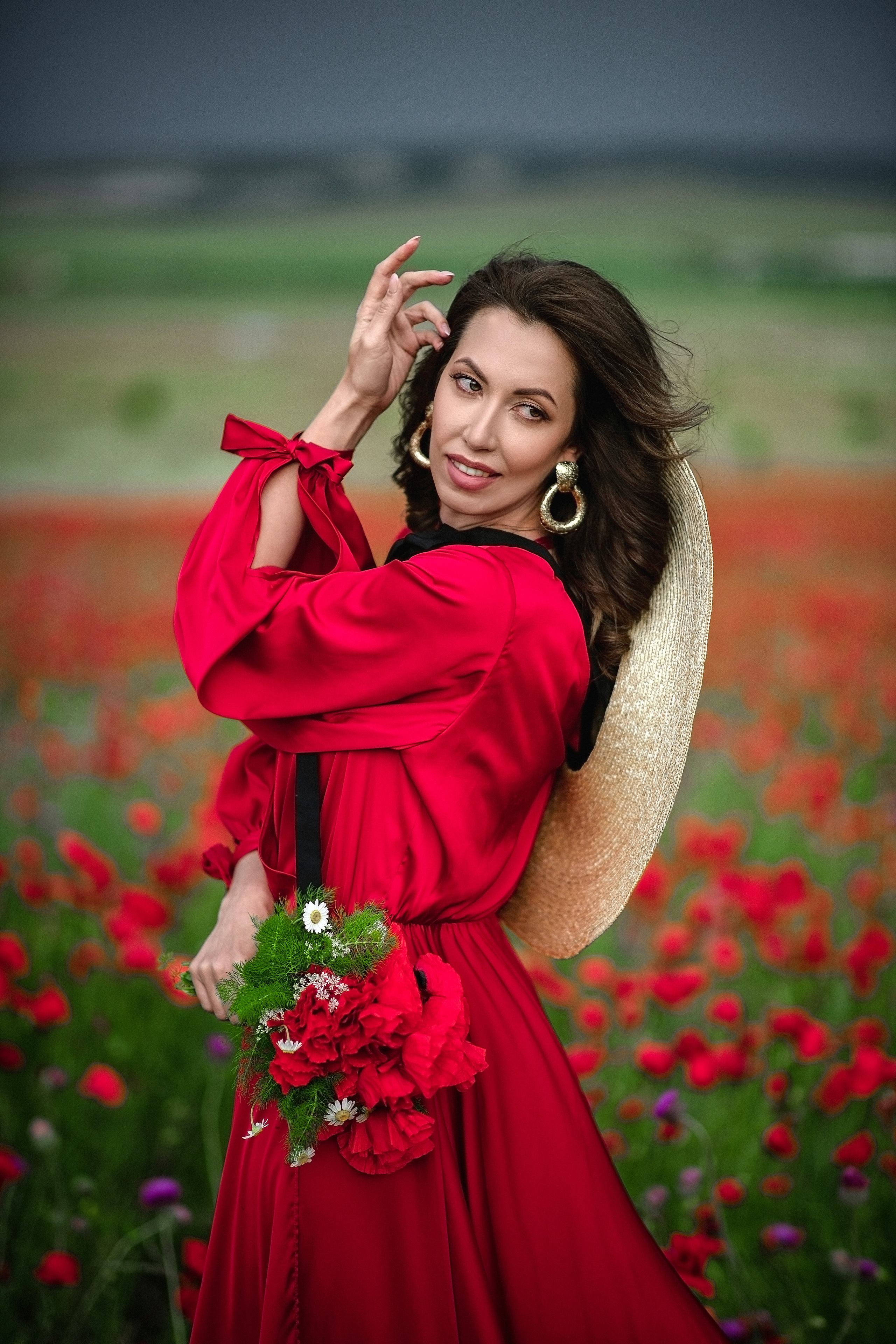 фотосессия в маках ,девушка на простынях в маковом поле, маки Крым ,фотосессия Крым ,фотограф Крым ,фотосессия на маковом поле 