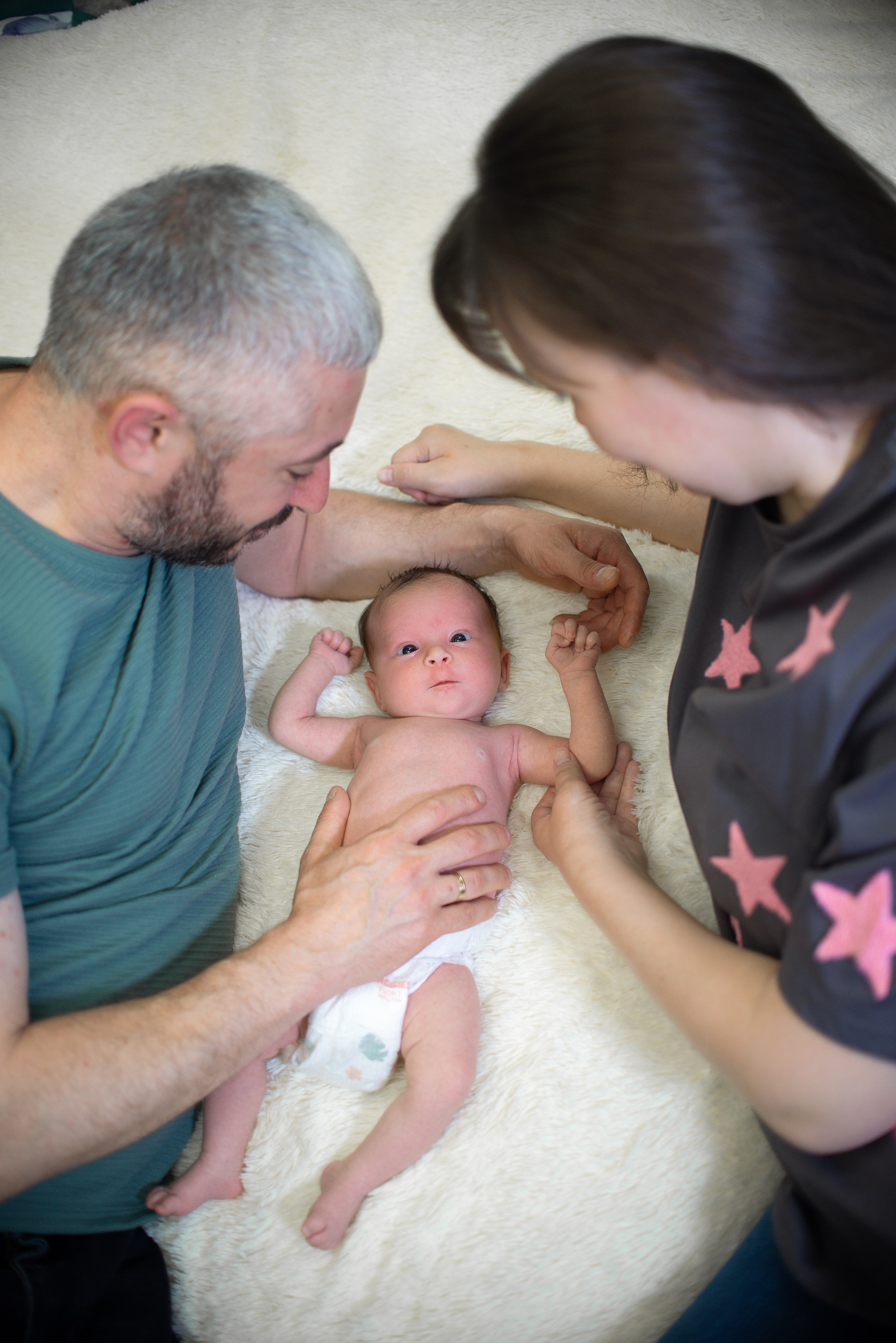 Крошка Манэ дома с родителями. Семейный фотограф на выписку из роддома и крещение Минск Настя Гришук