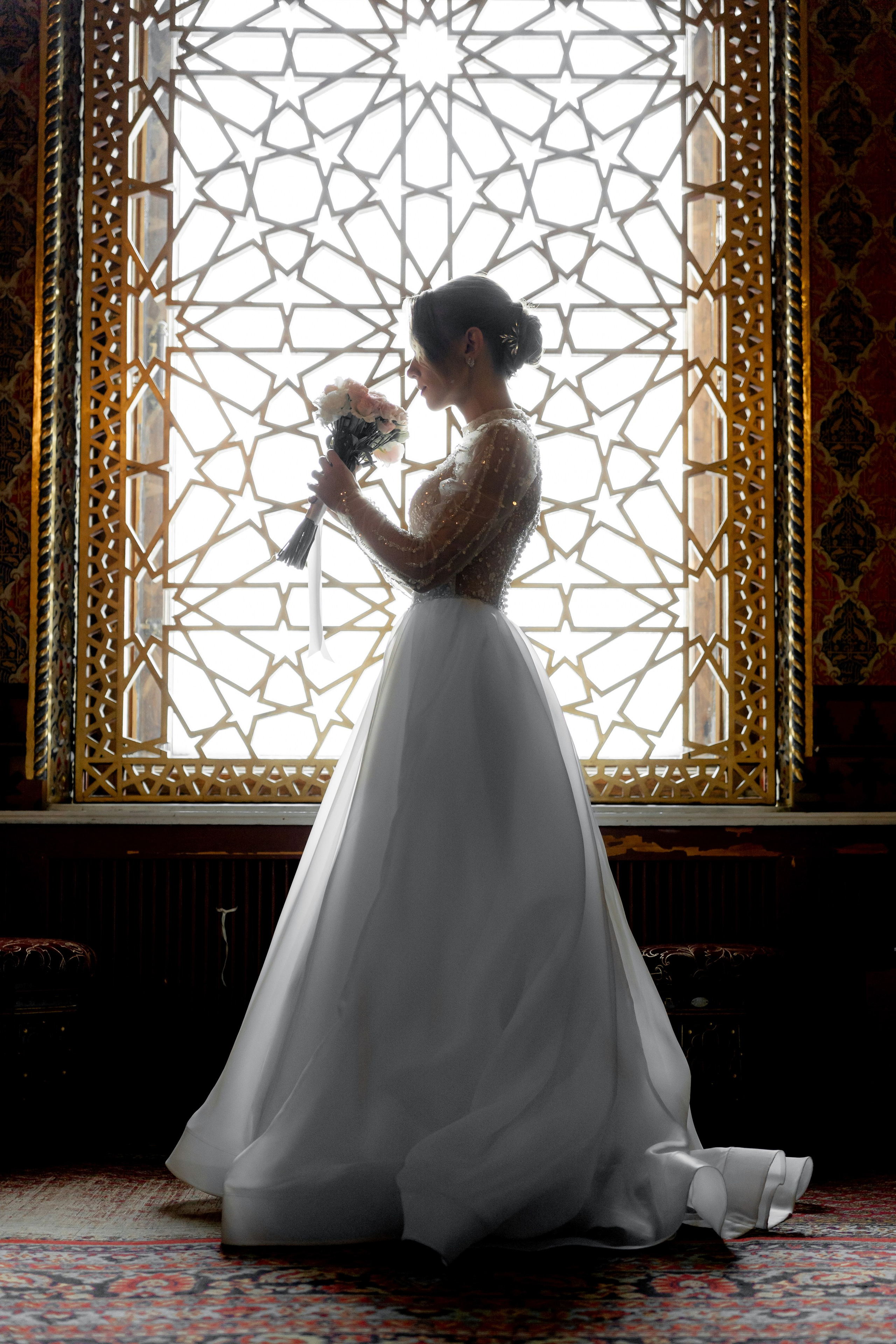 Невеста стоит у окна во Дворце Великого князя Владимира в Доме учёных в Санкт-Петербурге в Иорданской гостиной
