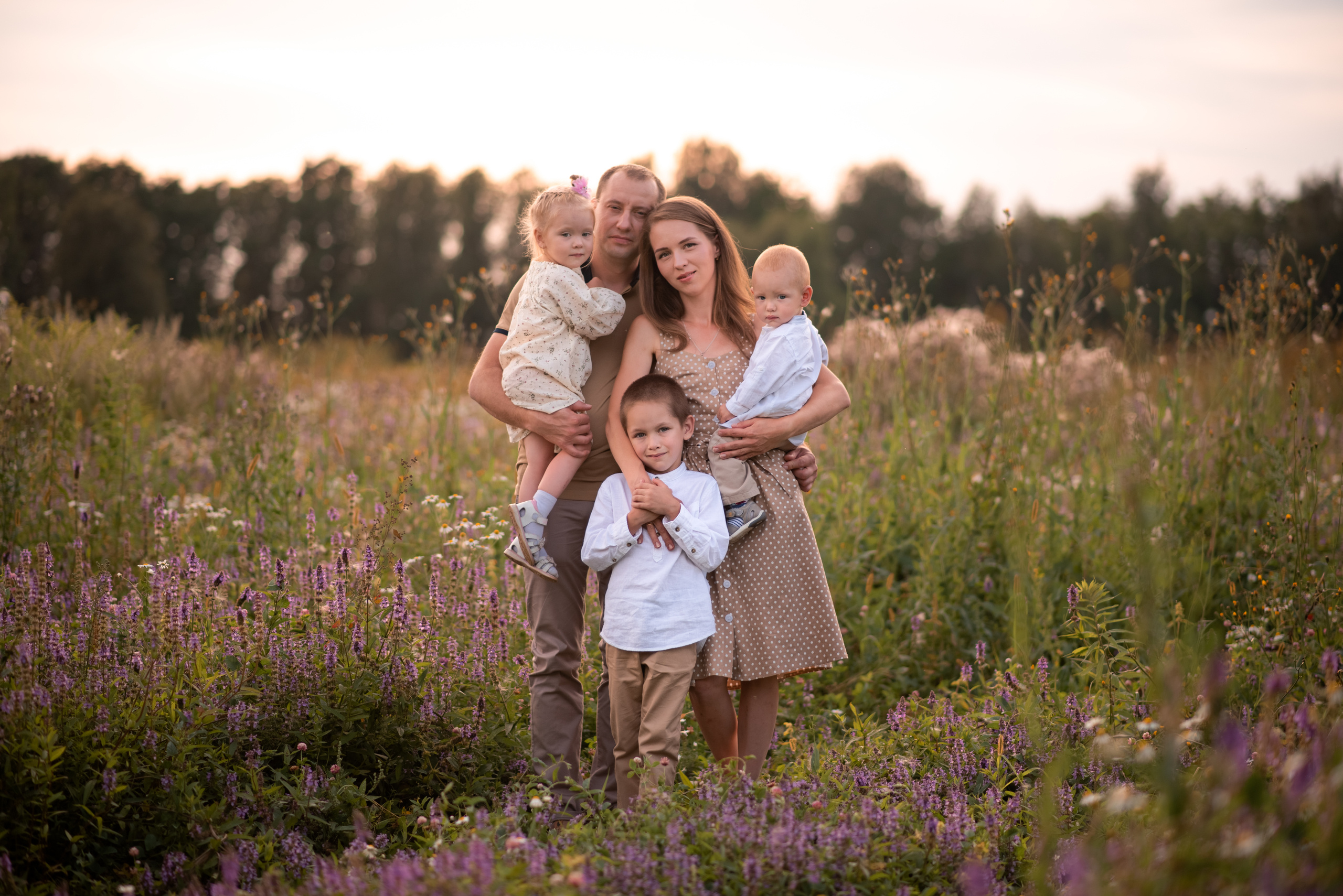 Семейная фотосессия в поле летом в Туле. Семейный и детский фотограф в Туле Светлана Воронкова