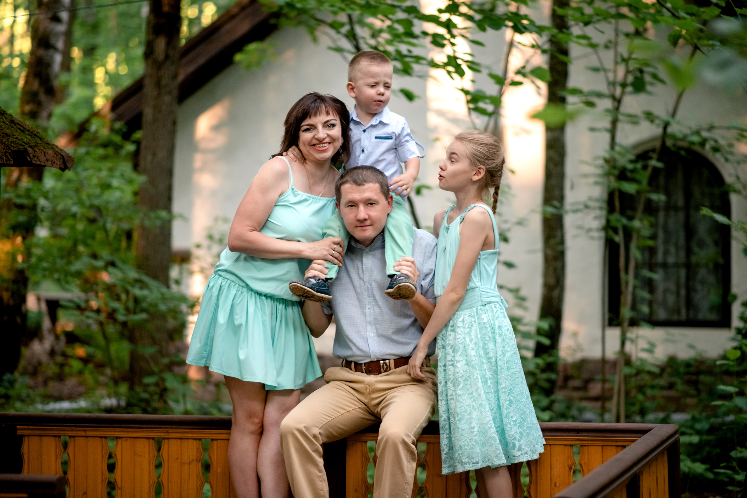 Семейная фотосессия в загородном ресторане Тулы. Семейный и детский фотограф в Туле Светлана Воронкова