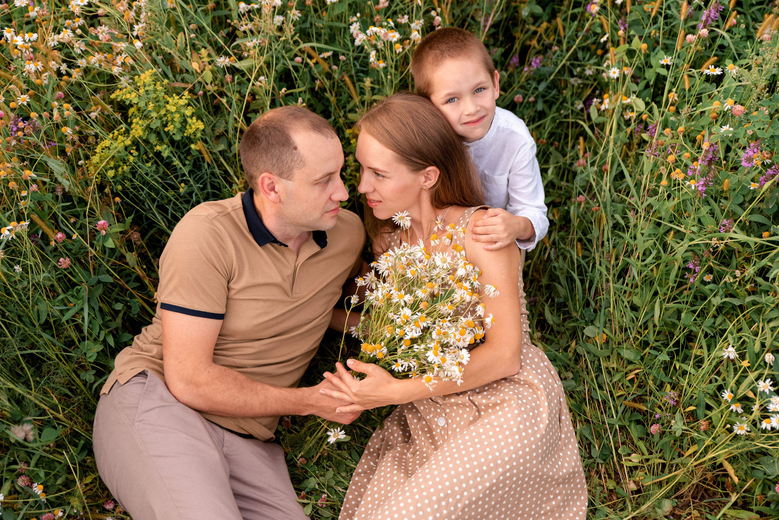 Семейная фотосессия в поле летом в Туле. Семейный и детский фотограф в Туле Светлана Воронкова