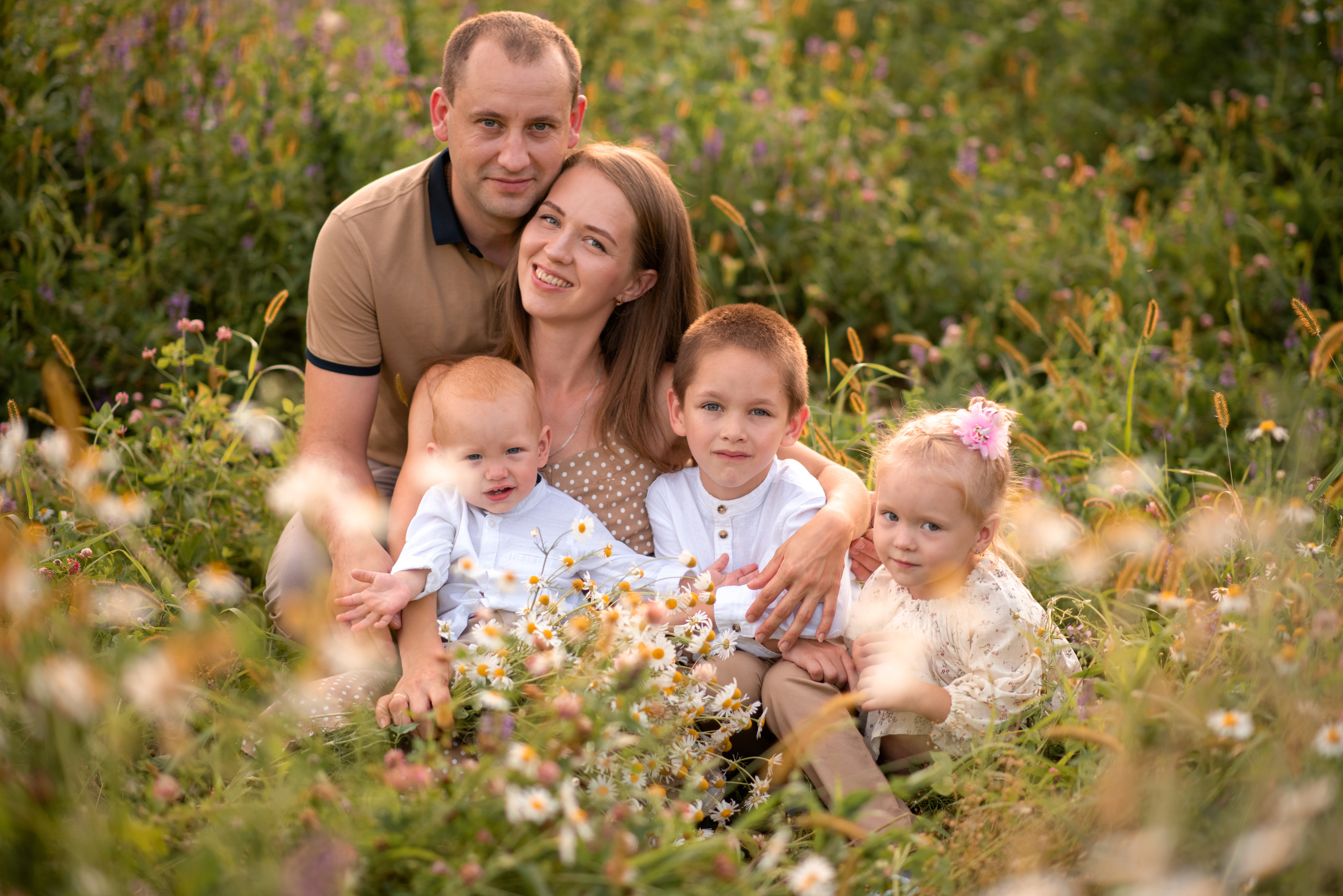 Семейная фотосессия в поле летом в Туле. Семейный и детский фотограф в Туле Светлана Воронкова