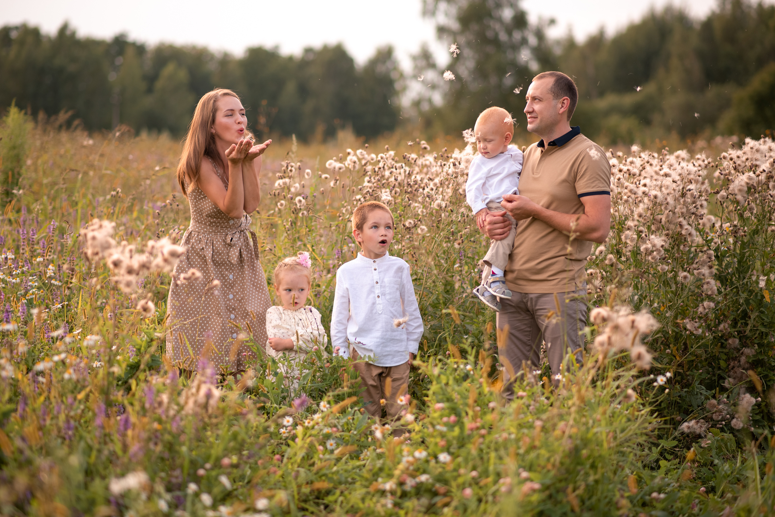 Семейная фотосессия в поле летом в Туле. Семейный и детский фотограф в Туле Светлана Воронкова