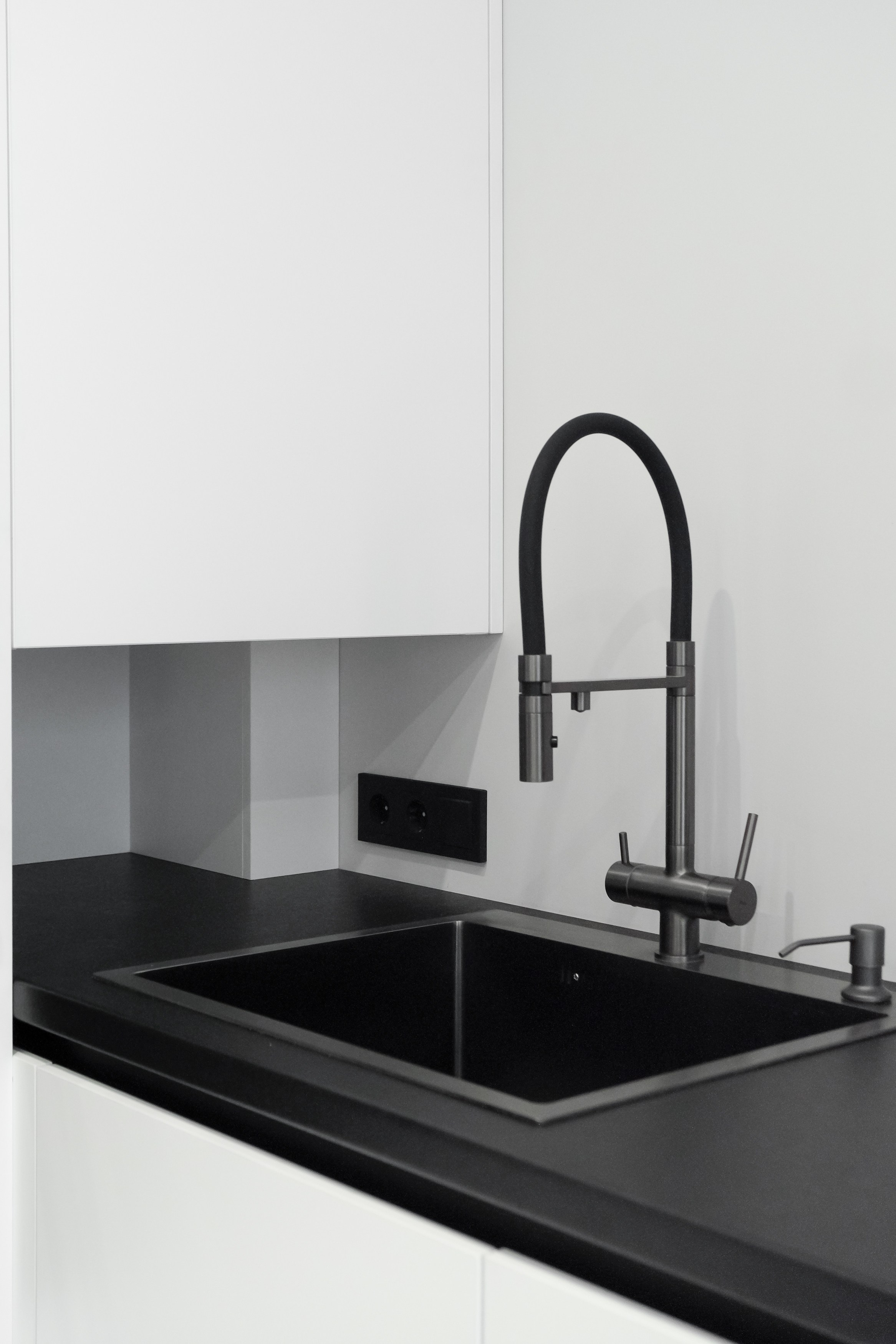 Мебель на заказ в Томске ЖК Михайловский Парк | Минималистичная кухня. ГУДРУМ — Мебель на заказ в Томске | Кухни | Шкафы | Стулья и Столы