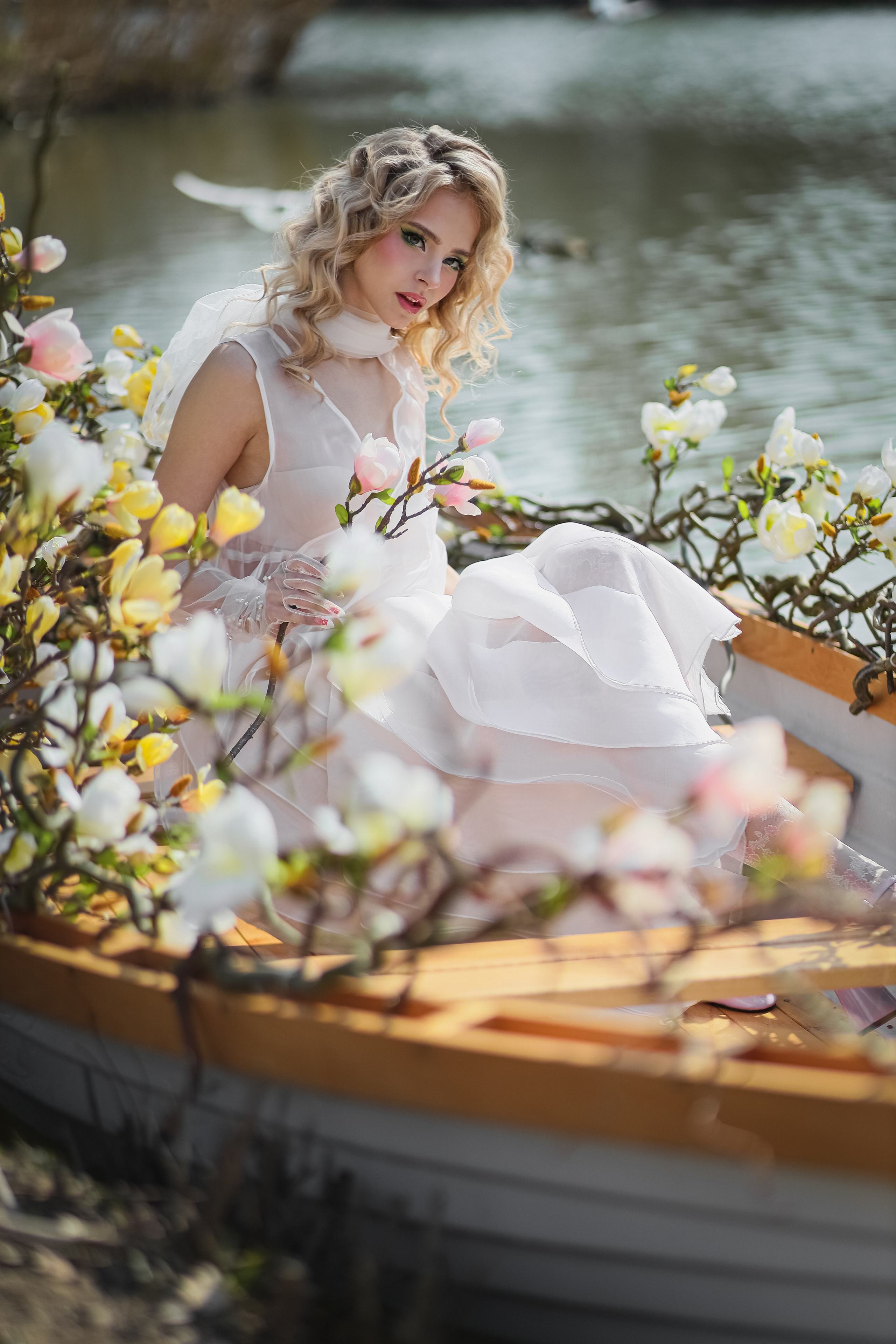Женская индивидуальная фотосессия на лодке на озере Рица с профессиональным фотографом и стилистом
