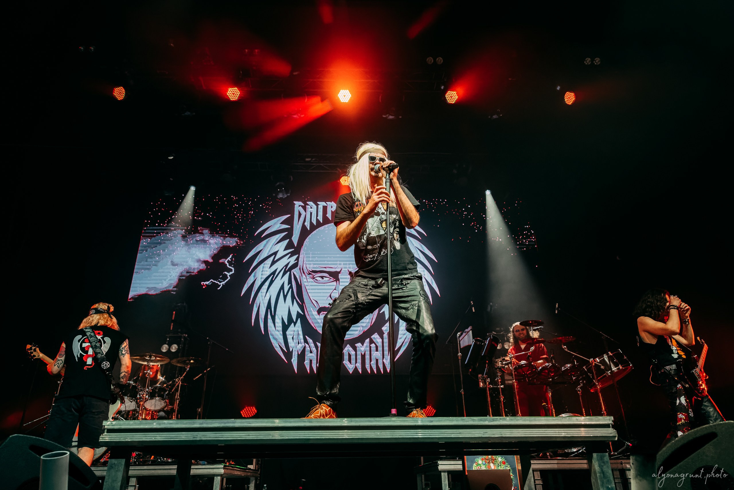 Багровый Фантомас, фоторепортаж, СПб, BASE, 14.12.2025. Алена Адрианова: фотограф в Санкт-Петербурге