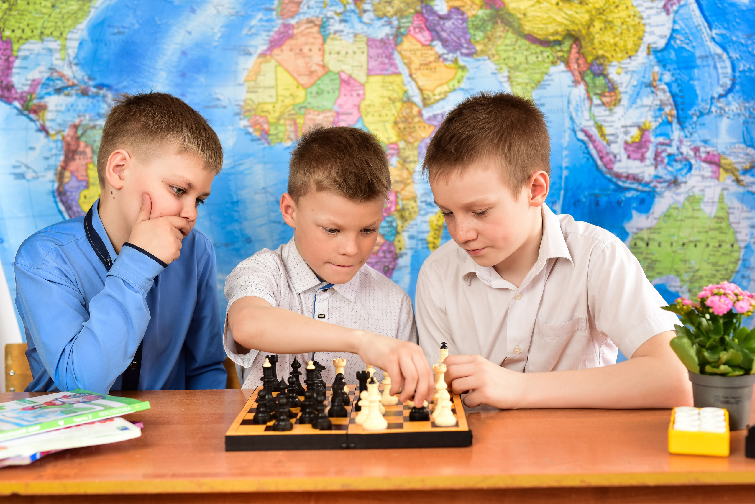 На фоне карты групповые. Семейный фотограф в Барнауле